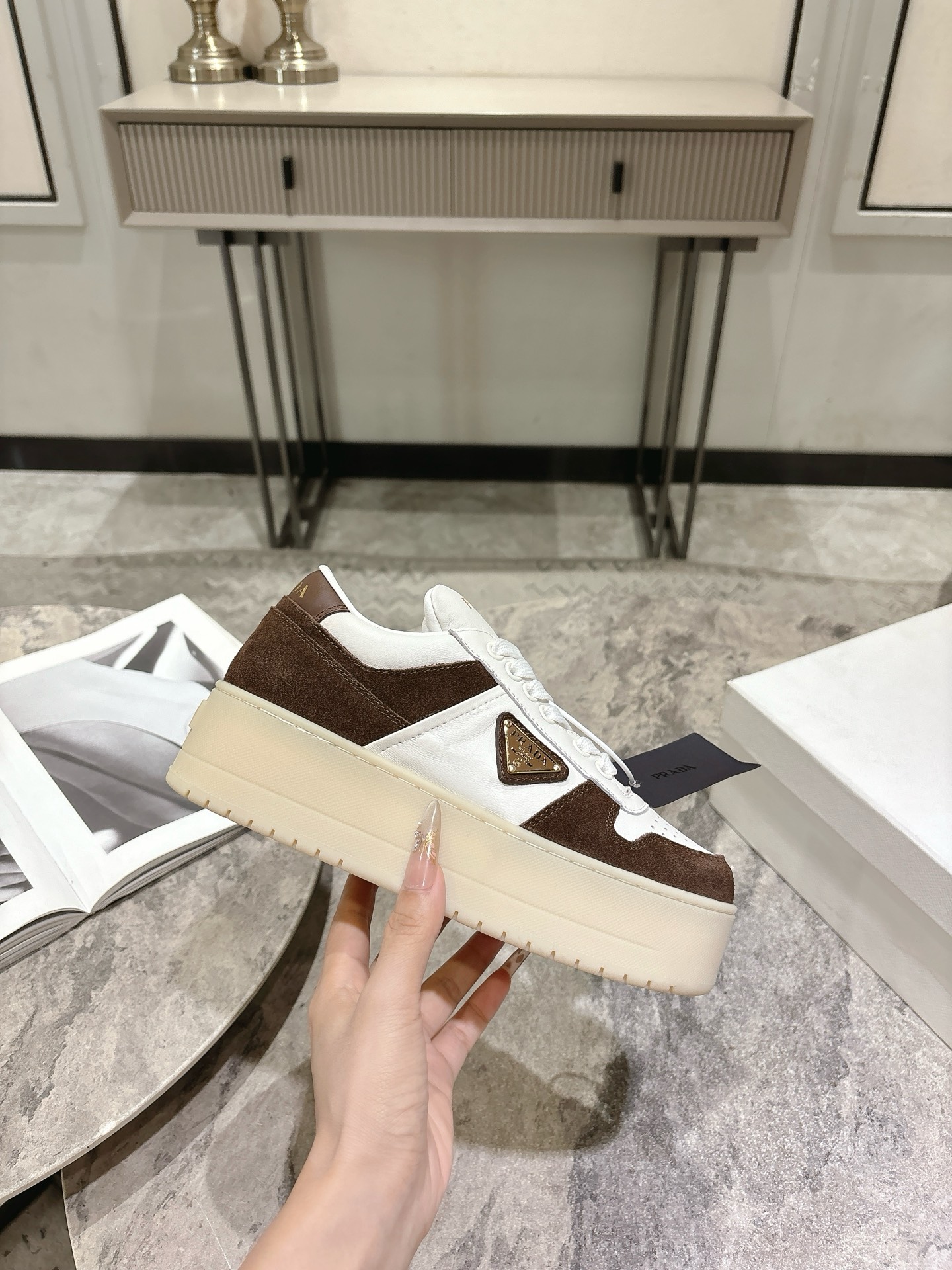 프라다(PRADA) 삼각 로고 플랫폼 스니커즈 신발