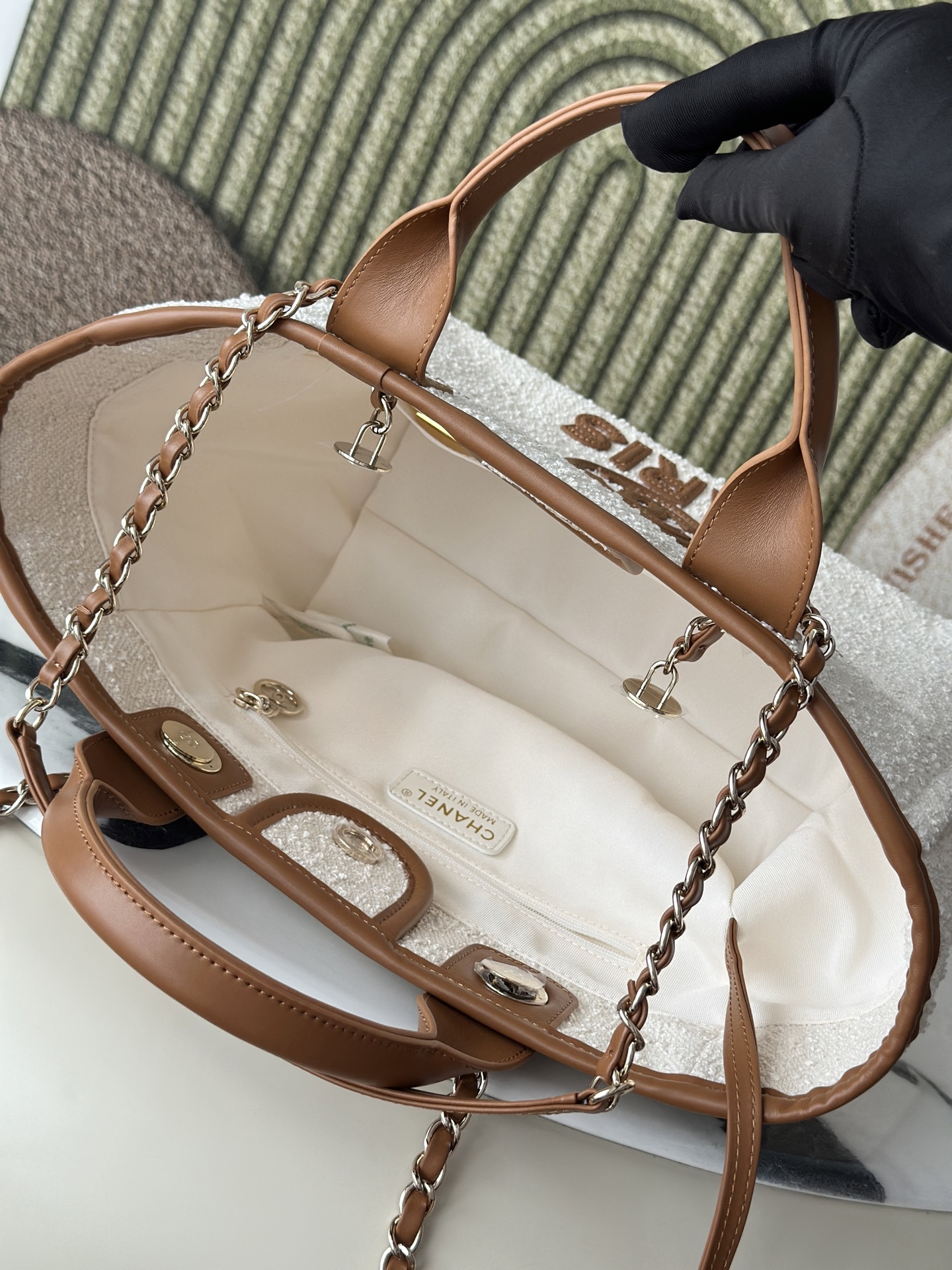 [Chanel] 샤넬 뉴 시즌 투인원 캔버스 쇼퍼 백 미디움 (화이트) 가방