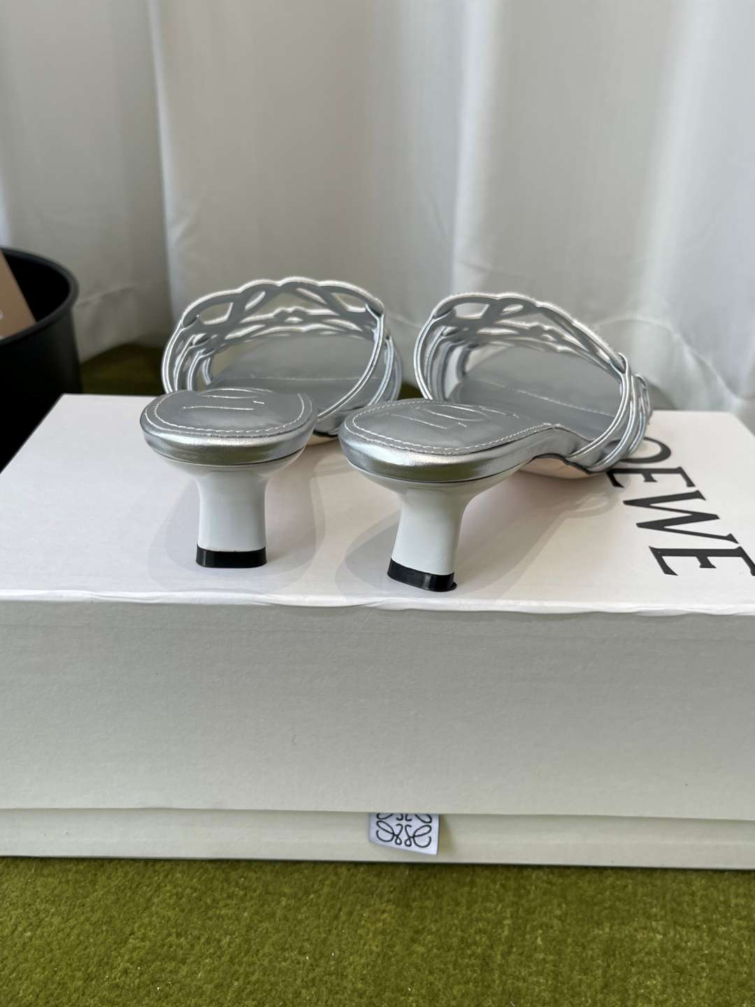 로에베(LOEWE) 아나그램 라인스톤 미들 힐 신발