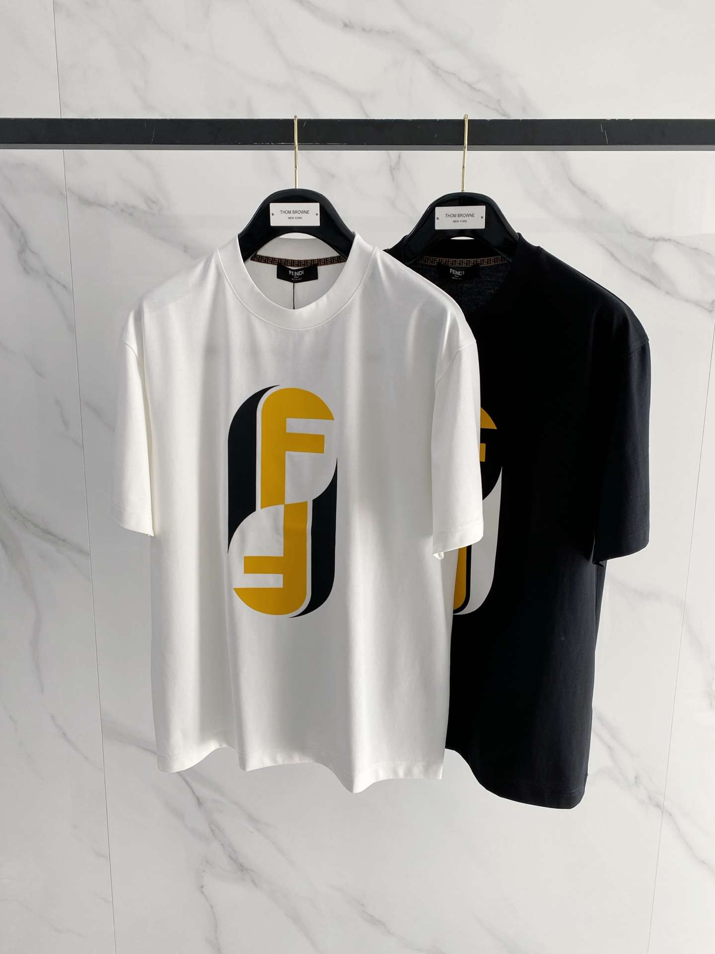 펜디(FENDI) 그래픽 프린트 반팔 티셔츠 상의 의류
