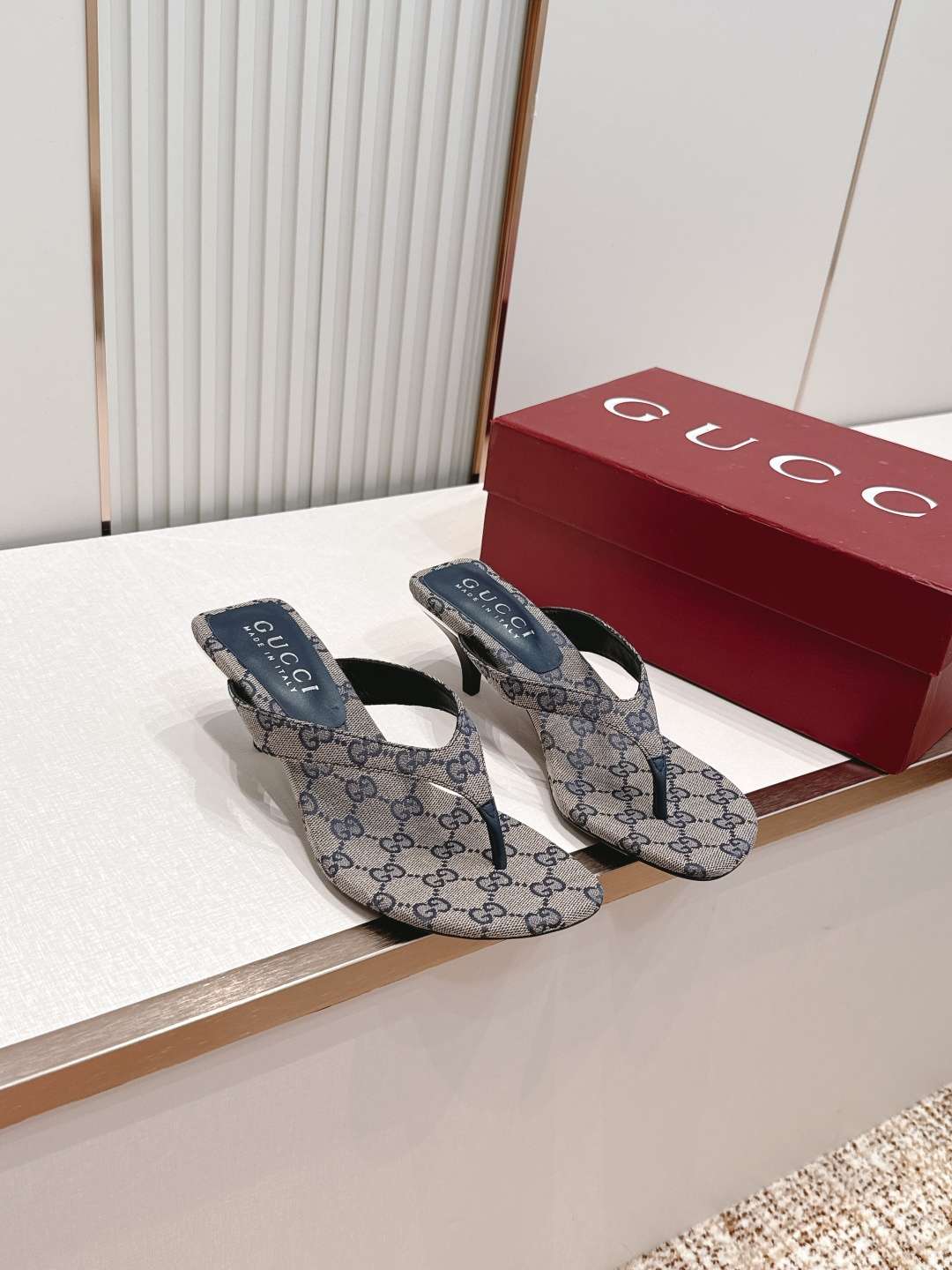 구찌(GUCCI) 모노그램 토포스트 미들힐 신발