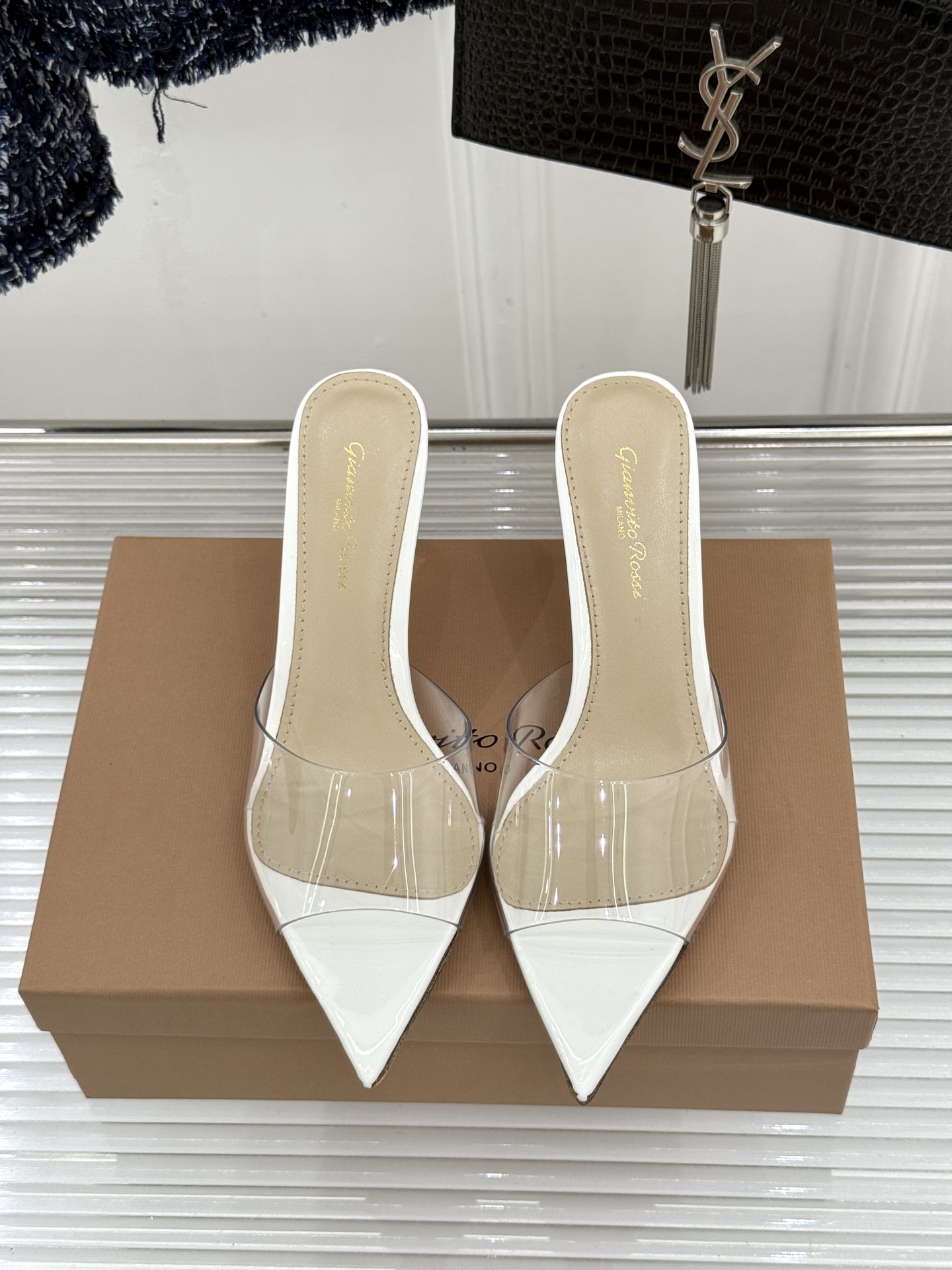 지안비토 로시(Gianvito Rossi) 포인티드 토 힐 슬리퍼 신발