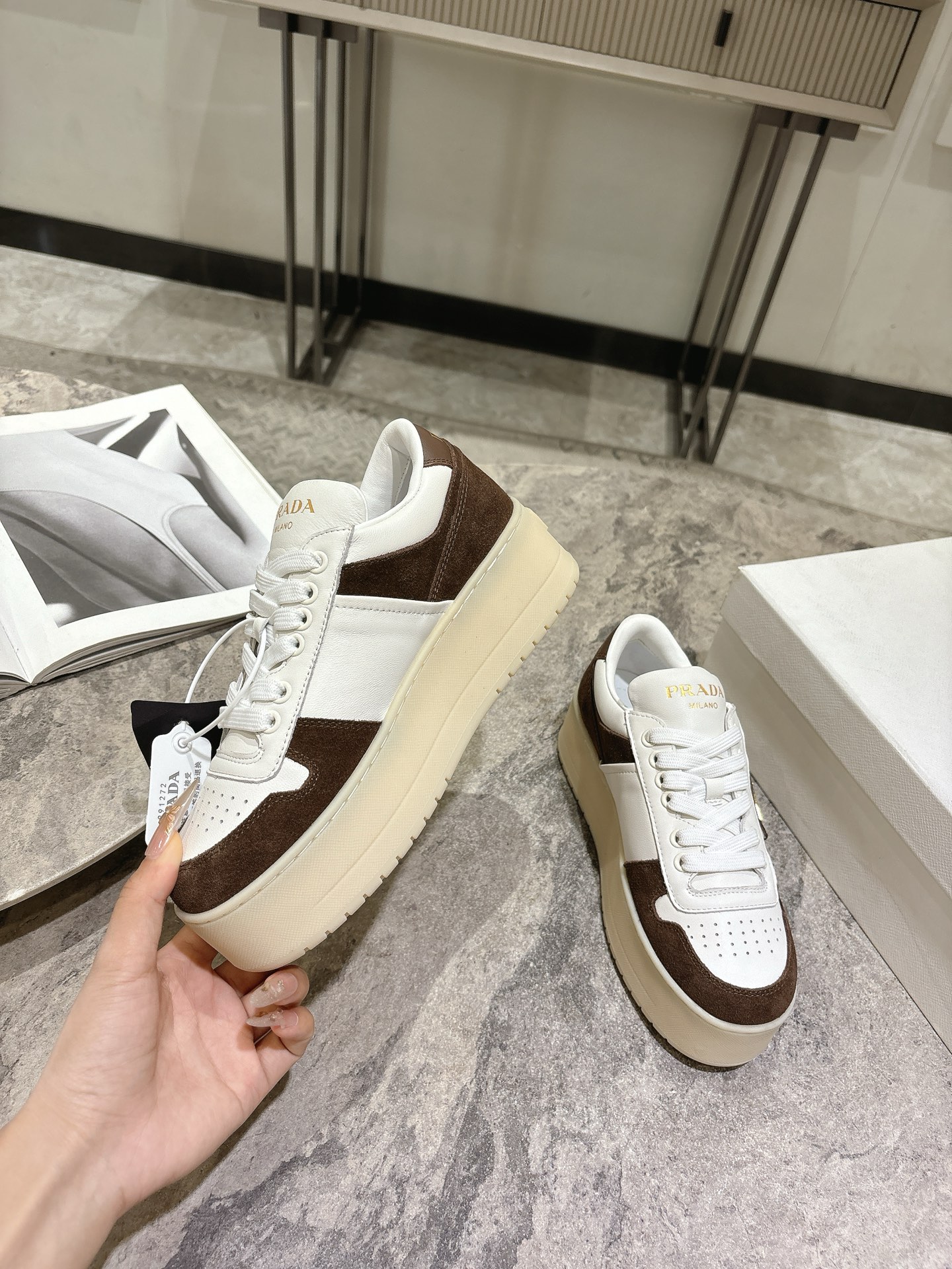 프라다(PRADA) 삼각 로고 플랫폼 스니커즈 신발