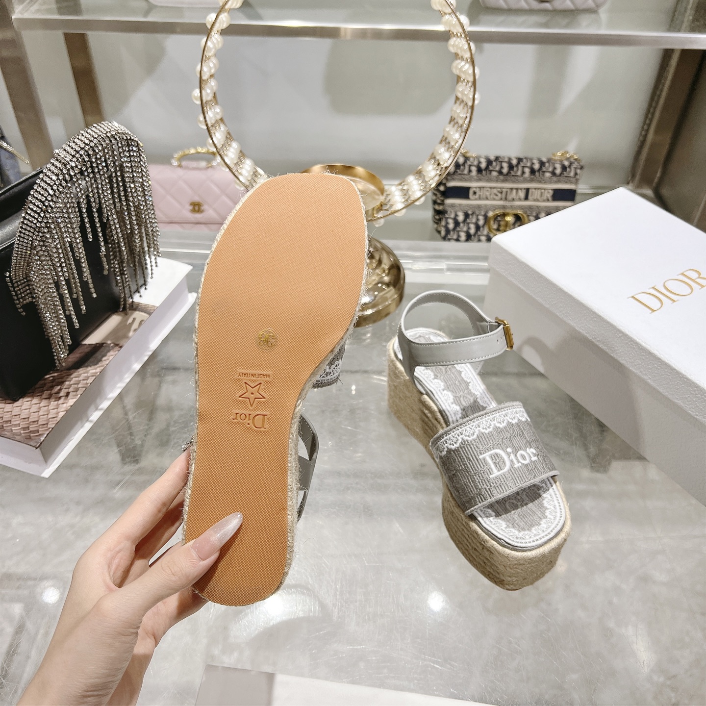 디올(DIOR) Dway 로고 자수 에스파드류 웨지 샌들 신발