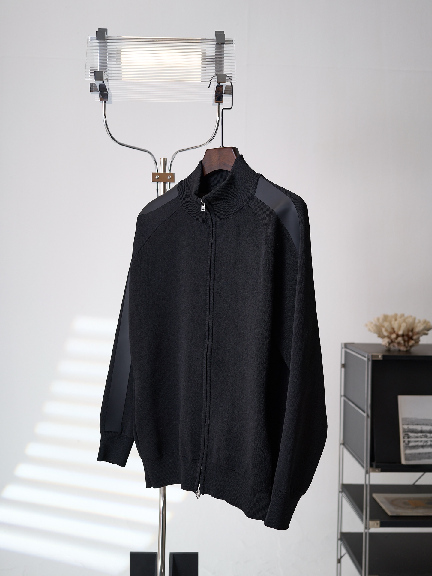 아크네(Acne studios) 실리콘 엠보 레더 집업 니트 가디건 의류