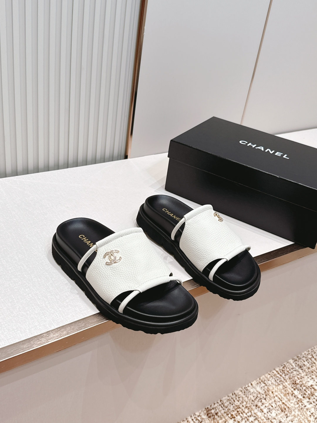 샤넬(CHANEL) 로고 슬라이드 샌들 신발