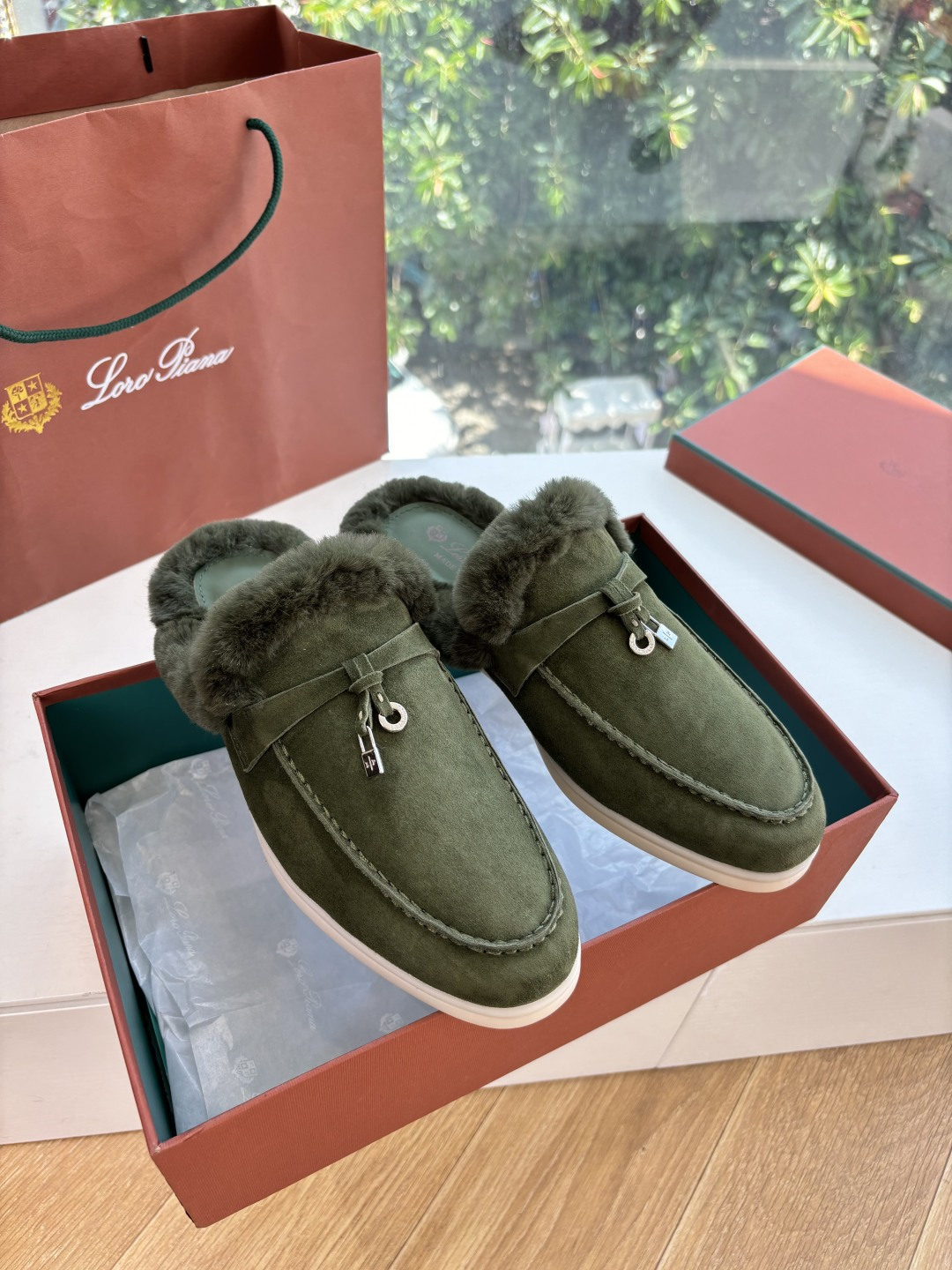 로로피아나(Loro Piana) 커플 퍼 트리밍 스웨이드 뮬 슬리퍼 신발