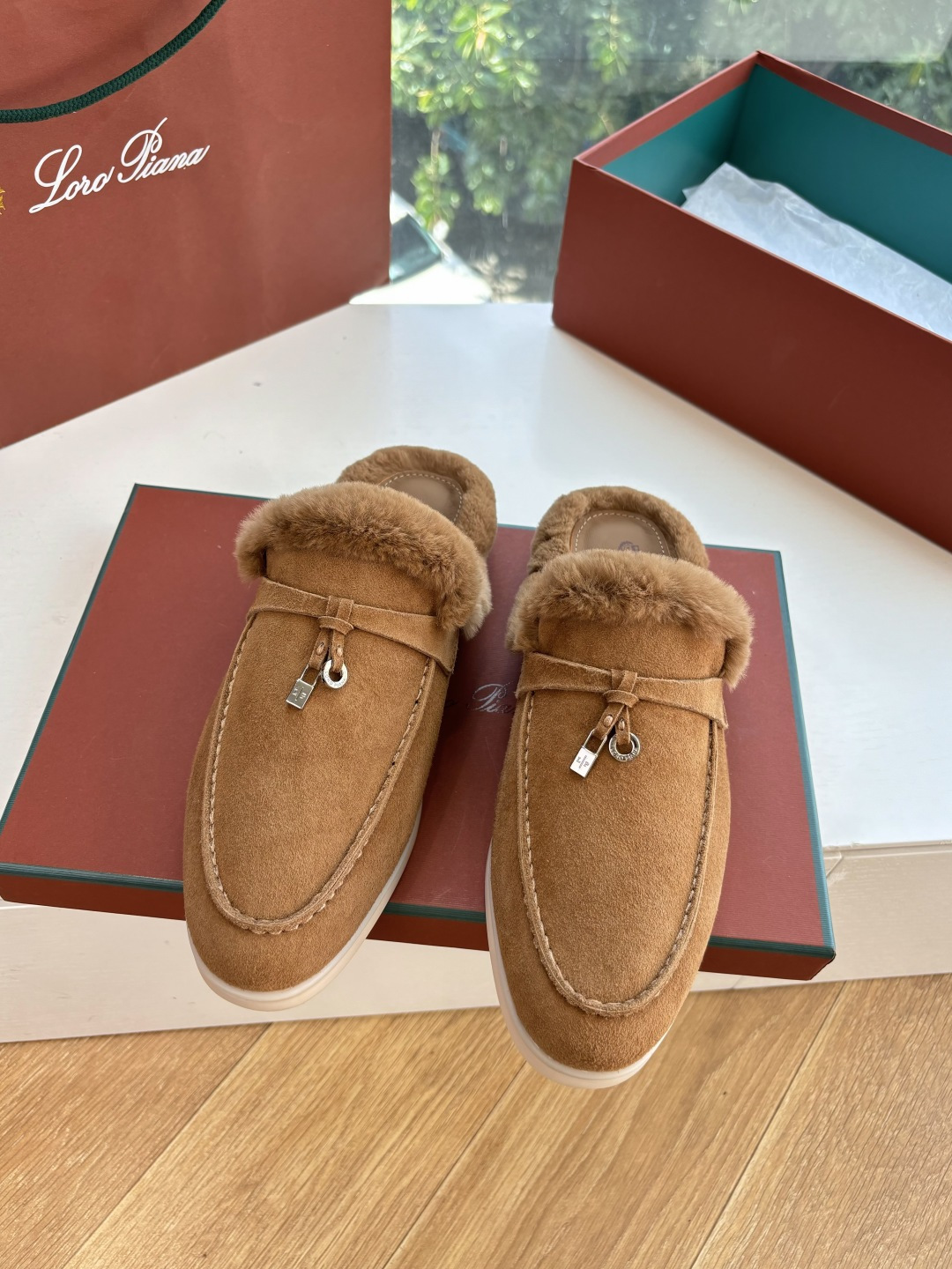 로로피아나(Loro Piana) 커플 퍼 트리밍 스웨이드 뮬 슬리퍼 신발