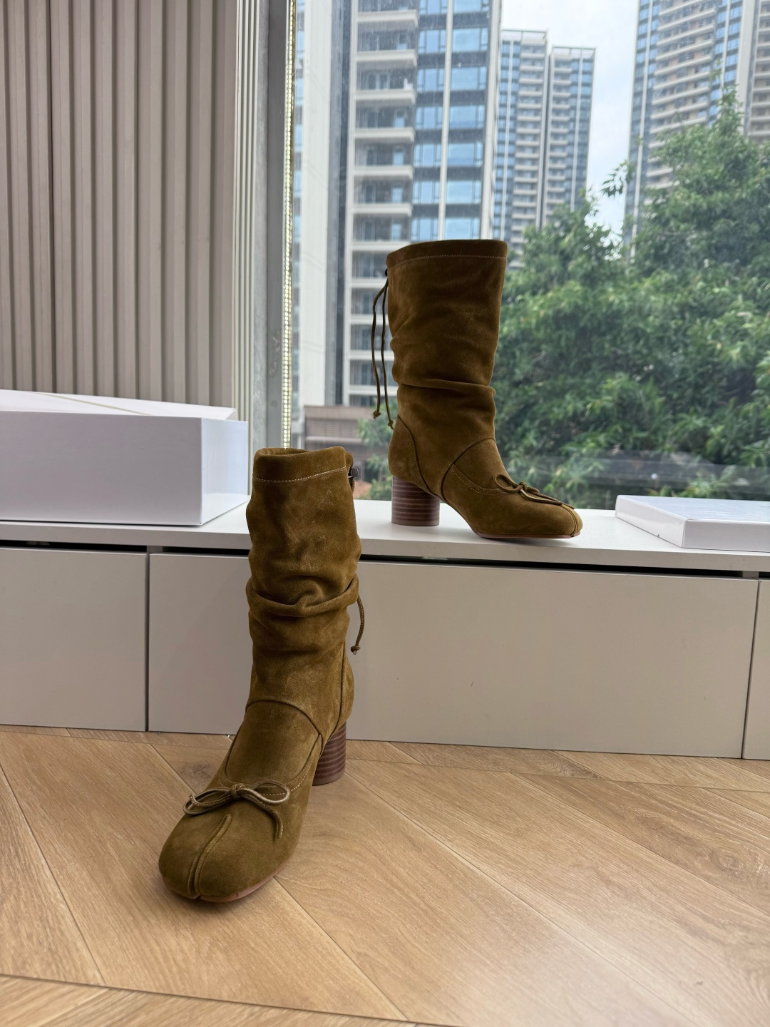 메종 마르지엘라(Maison Margiela) 타비 스웨이드 미들 부츠 신발