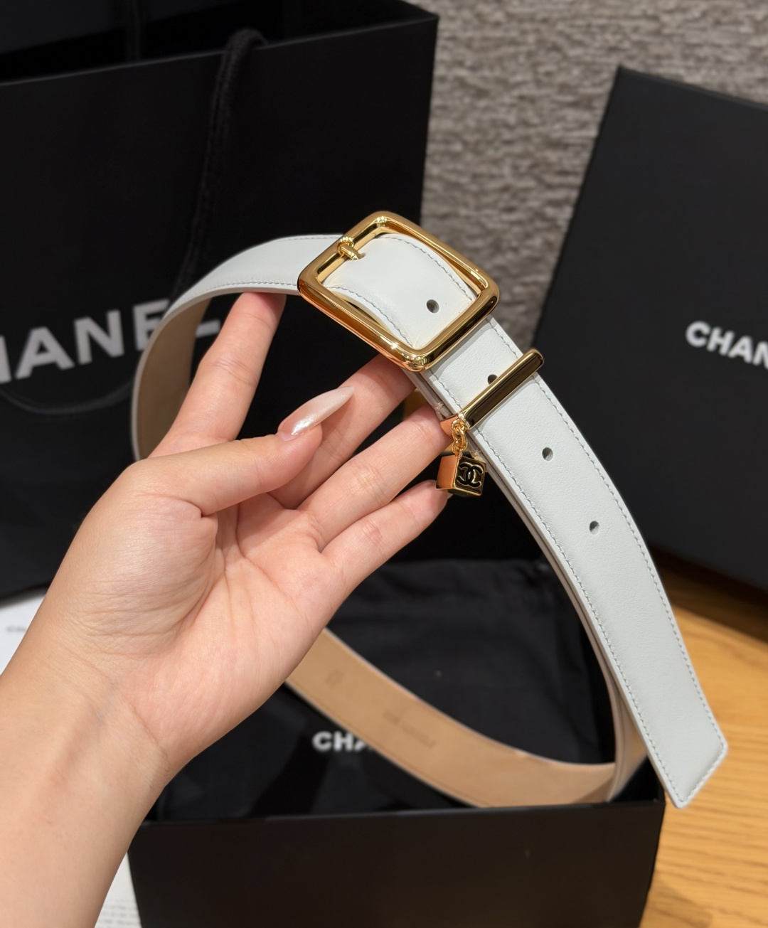 샤넬(CHANEL) 카프스킨 브라스 핀 골드 버클 벨트