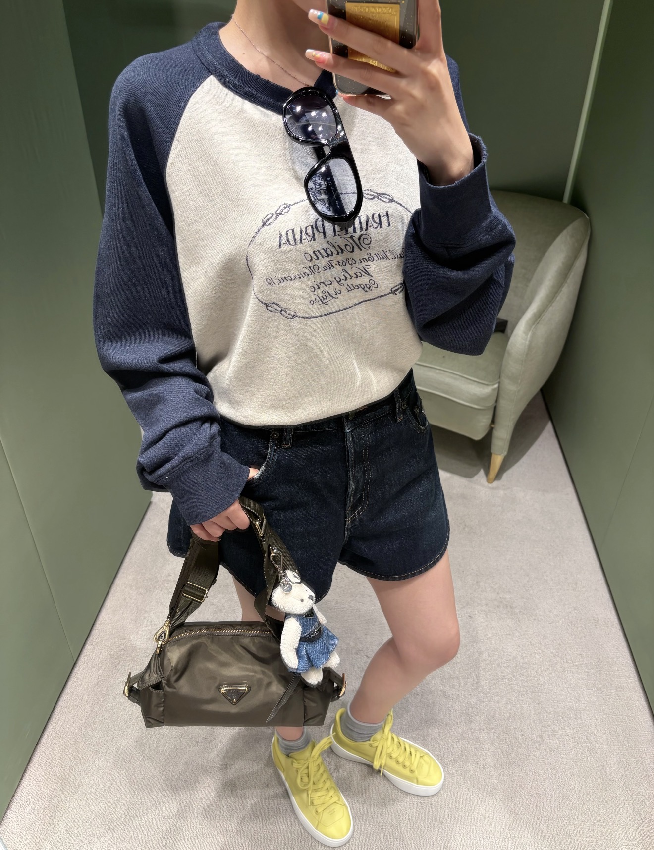 프라다(PRADA) 배색 로고 레터링 래글런 맨투맨 상의 의류