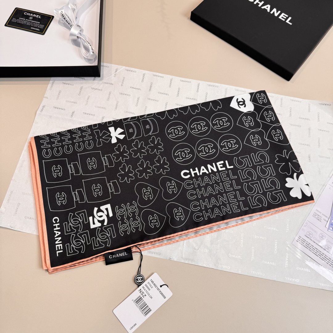 샤넬(CHANEL) 럭키 클로버 실크 목도리 스카프