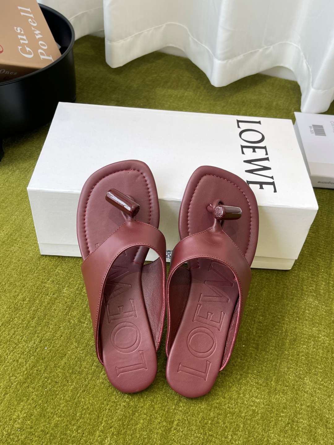 로에베(LOEWE) 토글 장식 토포스트 쪼리 스리퍼 신발