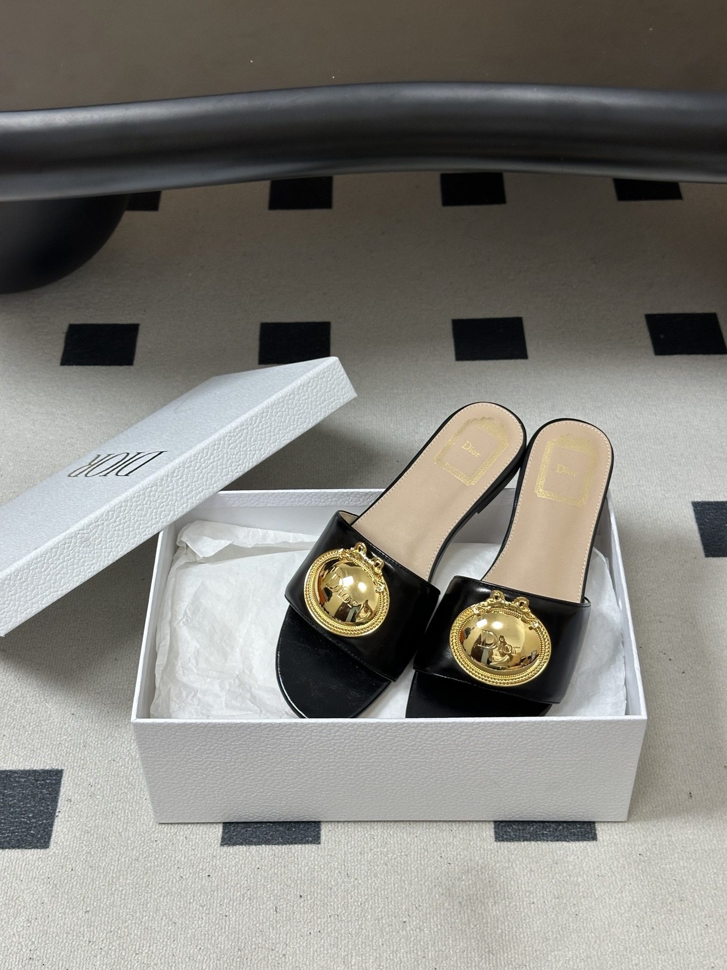디올(DIOR) 메탈 버클 슬라이드 슬리퍼 신발
