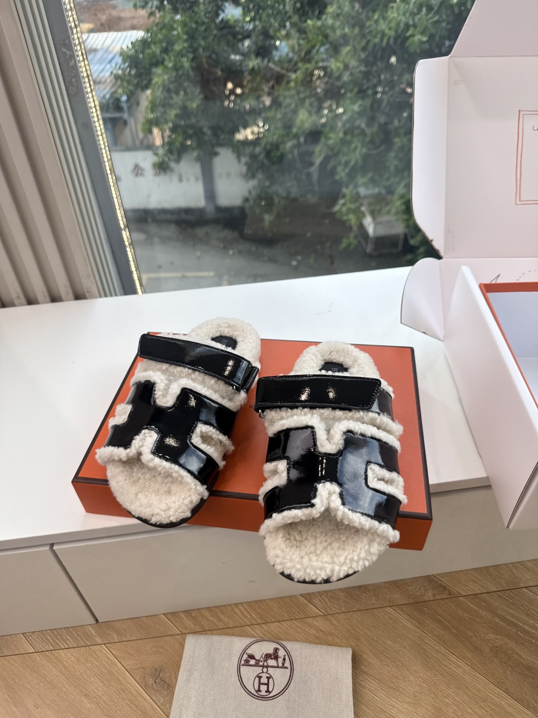 에르메스(HERMES) 시어링 퍼 뮬 슬리퍼 신발