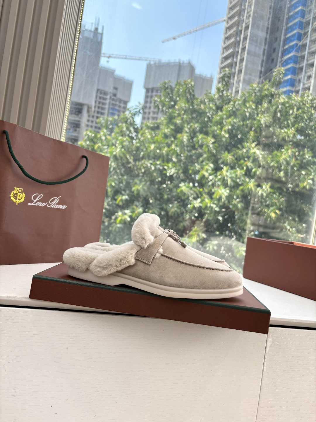 로로피아나(Loro Piana) 커플 퍼 트리밍 스웨이드 뮬 슬리퍼 신발