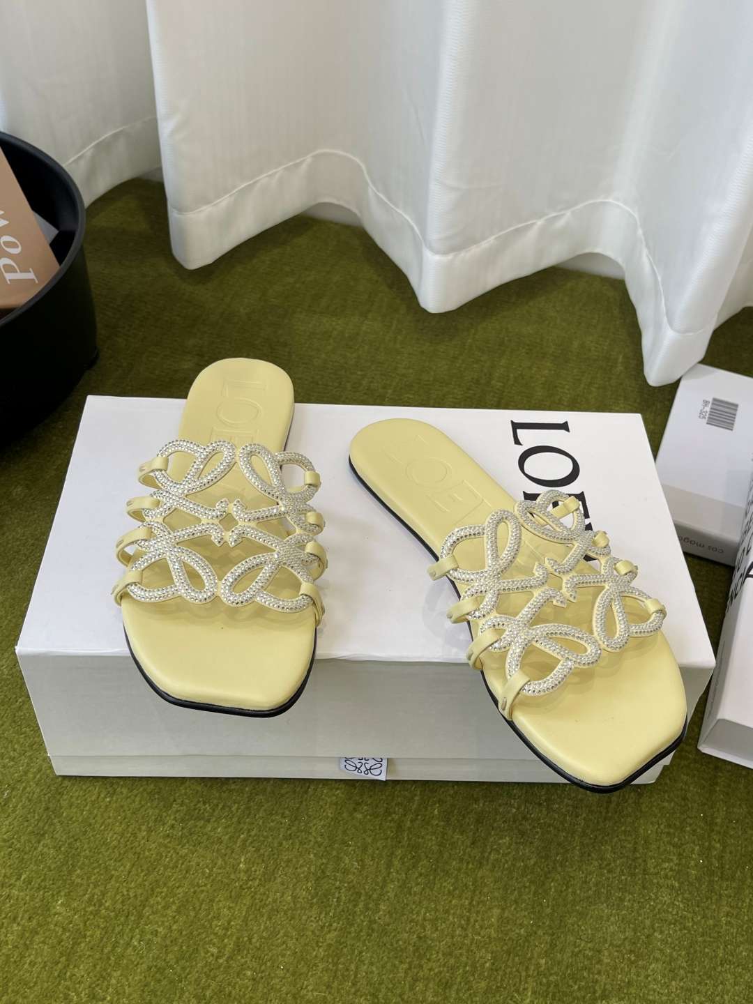 로에베(LOEWE) 라인스톤 스퀘어토 플랫 슬리퍼 신발