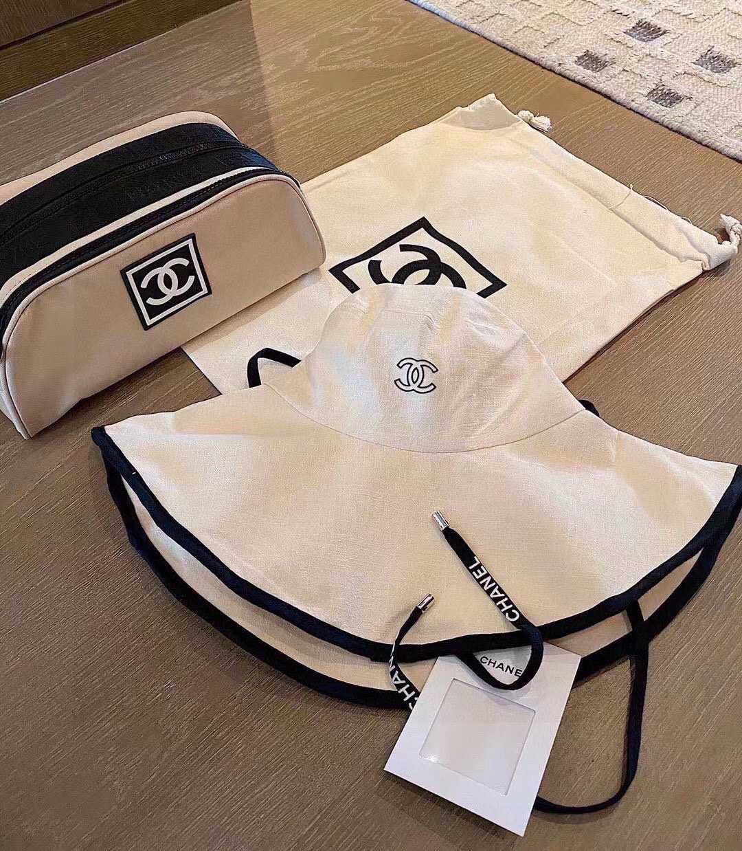 샤넬(CHANEL) 와이드 브림 버킷햇 모자