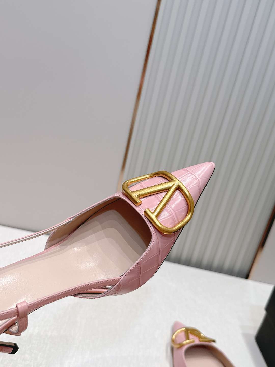 발렌티노(VALENTINO) 시그니처 슬링백 하이힐 신발