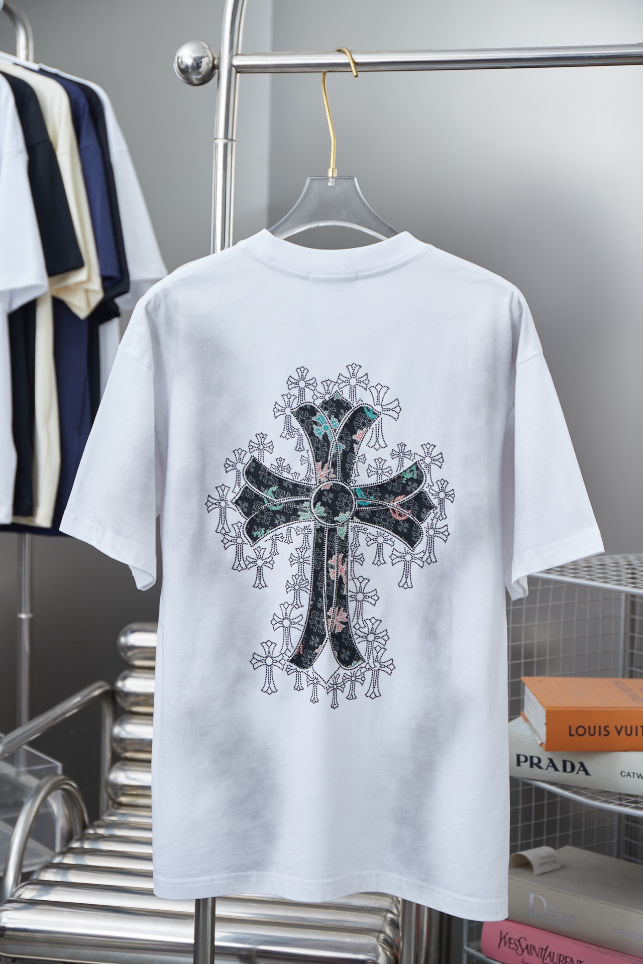 크롬하츠(Chrome Hearts) 크로스 자수 핫픽스 반팔 티셔츠 상의 의류