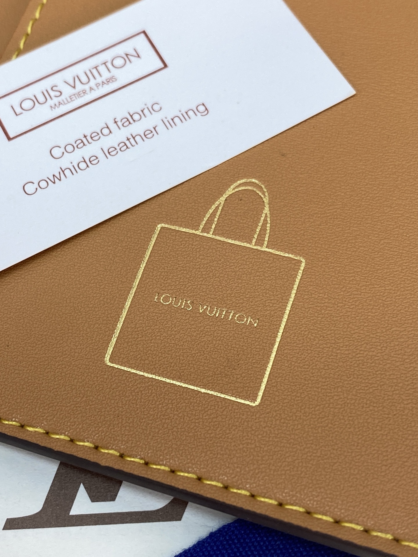 [Louis Vuitton] LV 루이비통 쇼퍼백 모티브 패스포트 홀더 모노그램 (칩 내장형) 지갑 M2A491