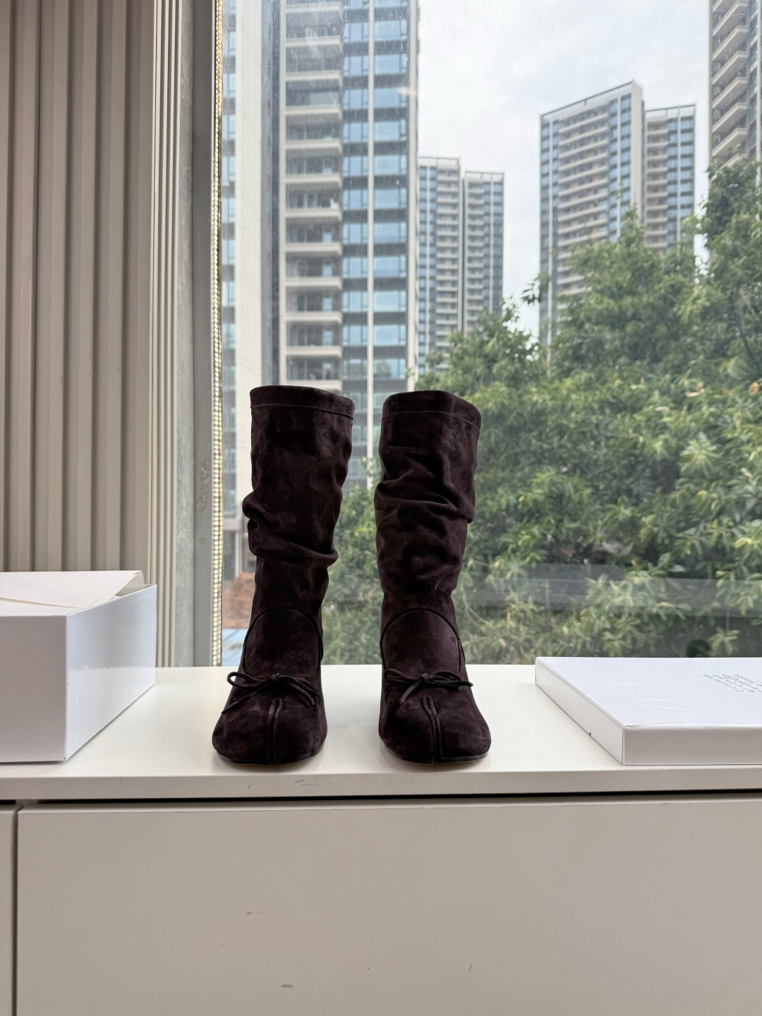 메종 마르지엘라(Maison Margiela) 타비 스웨이드 미들 부츠 신발