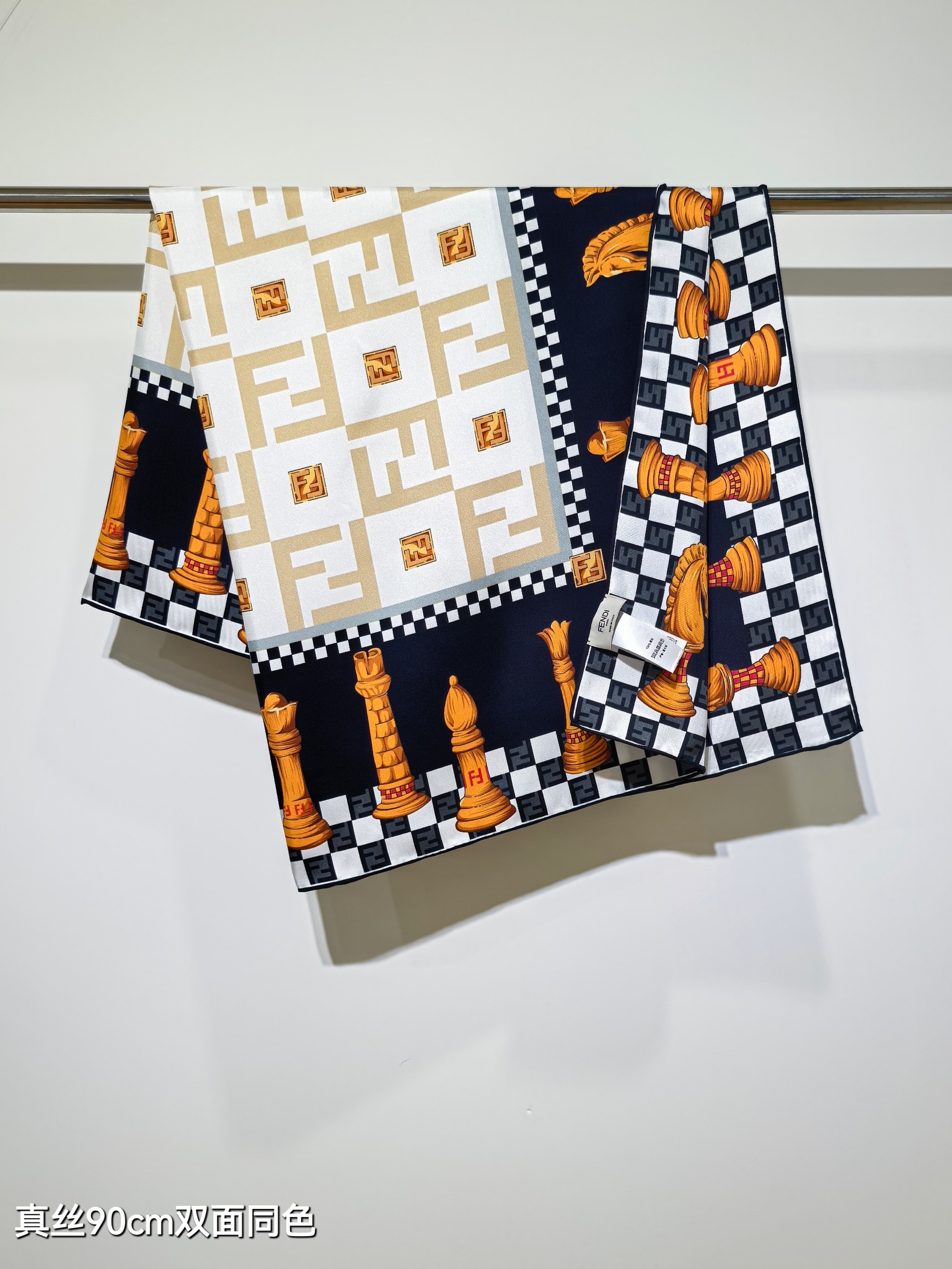 펜디(FENDI) 체스 모티브 실크 목도리 스카프