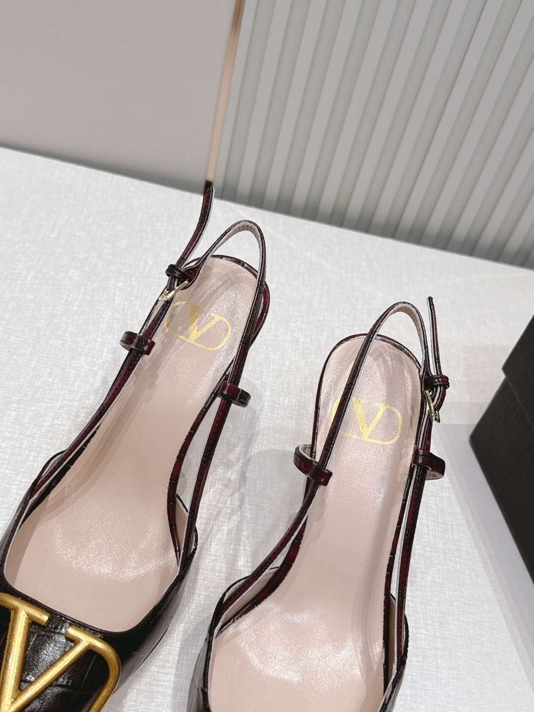 발렌티노(VALENTINO) 시그니처 슬링백 하이힐 신발