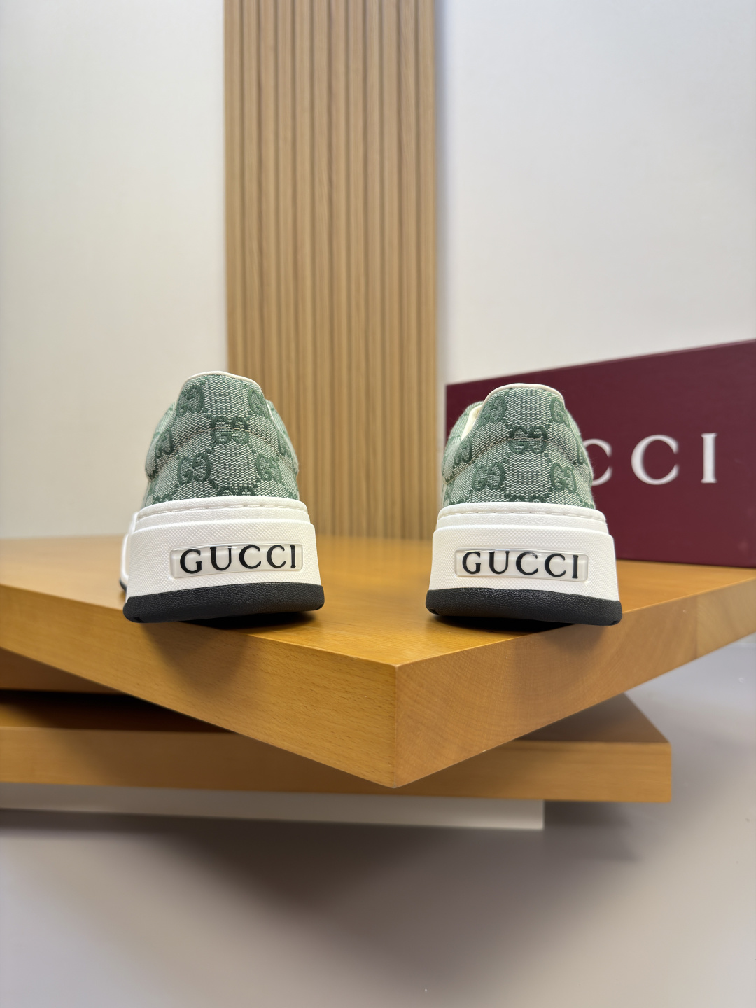 GUCCI 구찌 나파 소가죽 & 로고 패브릭 스니커즈 신발
