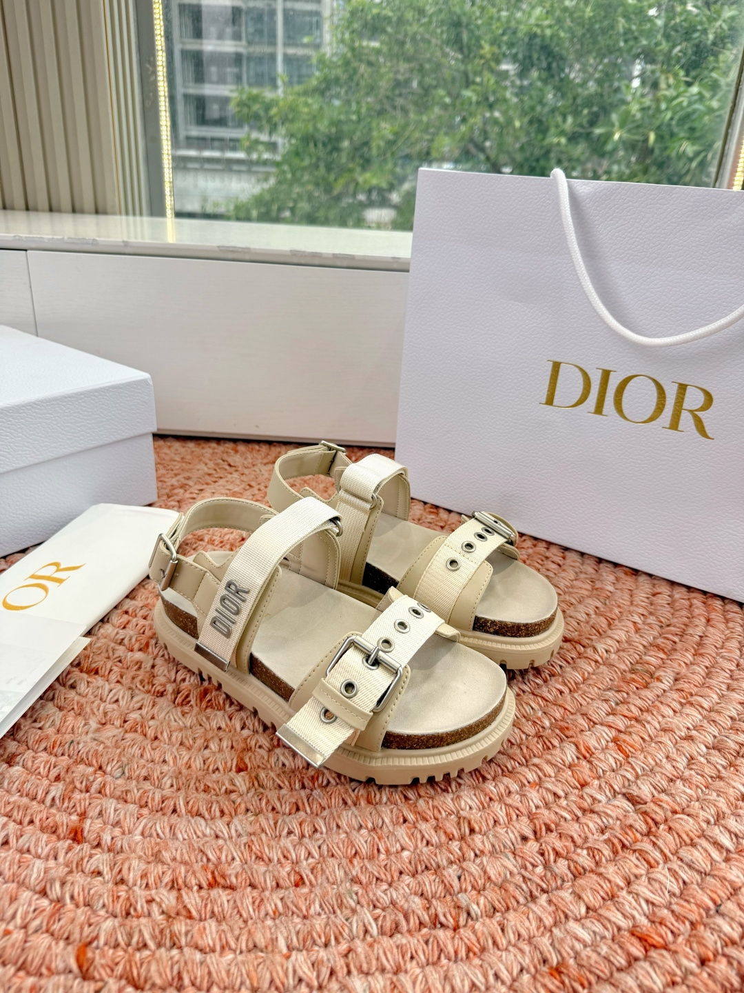 디올(DIOR) CD 버클 샌들 신발