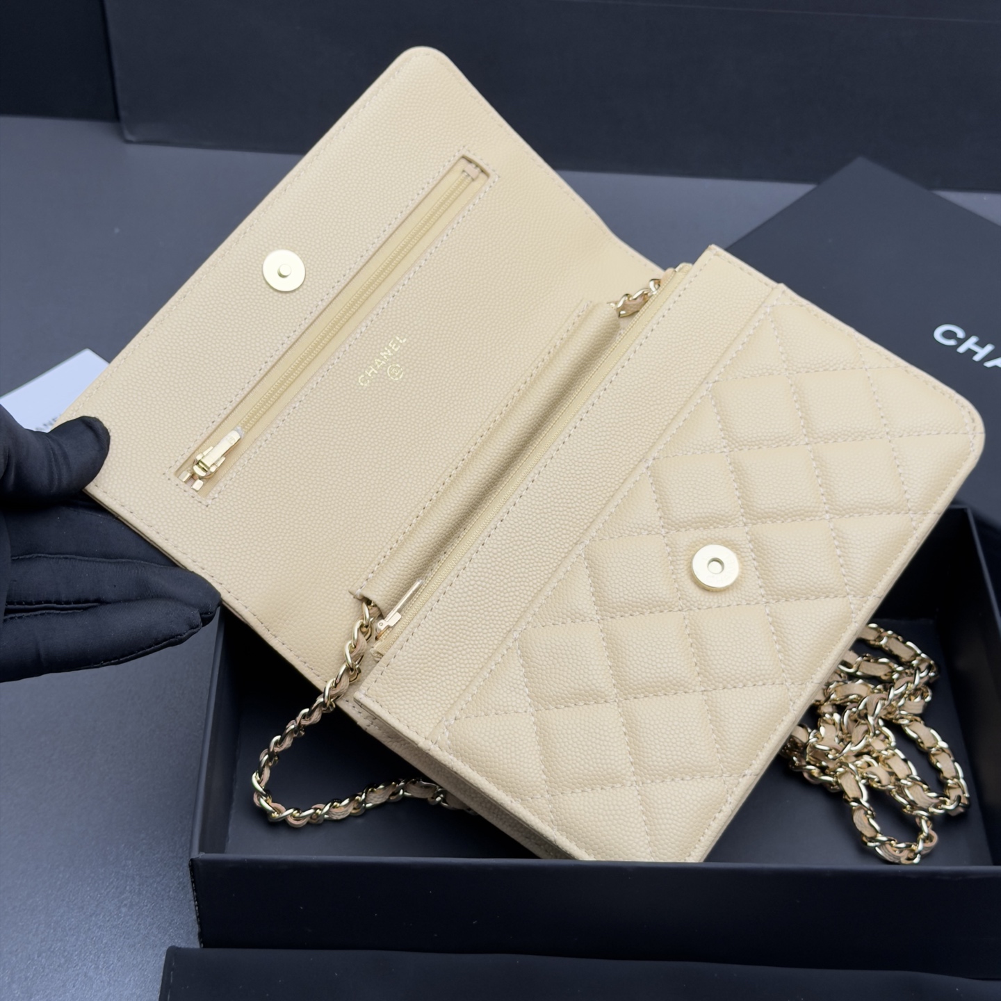 [Chanel] 샤넬 26SS 캐비어 멀티 젬스톤 체인 아코디언 플랩백 (WOC) 가방