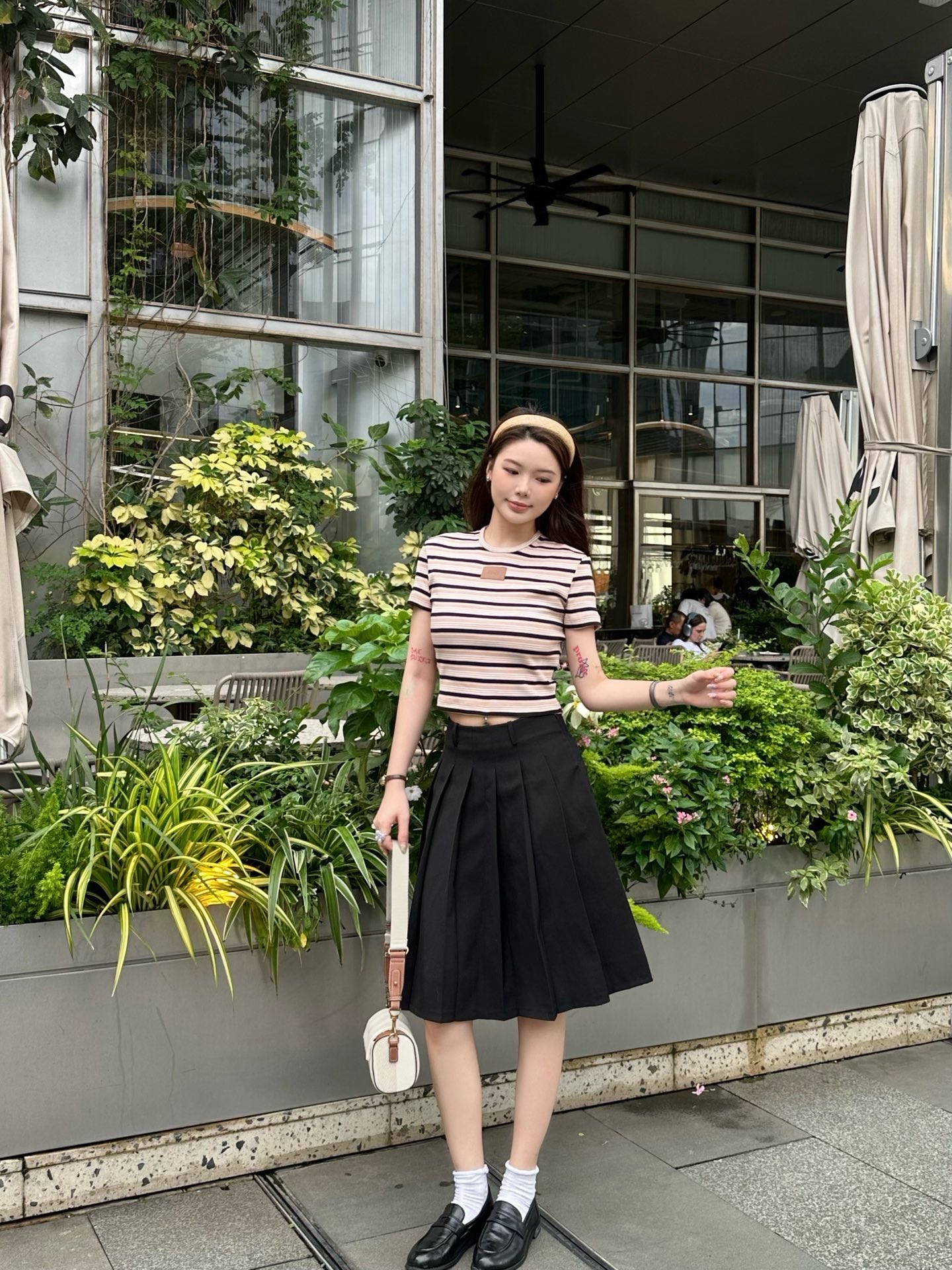 펜디(FENDI) 레더 패치 스트라이프 크롭 티셔츠 상의 의류