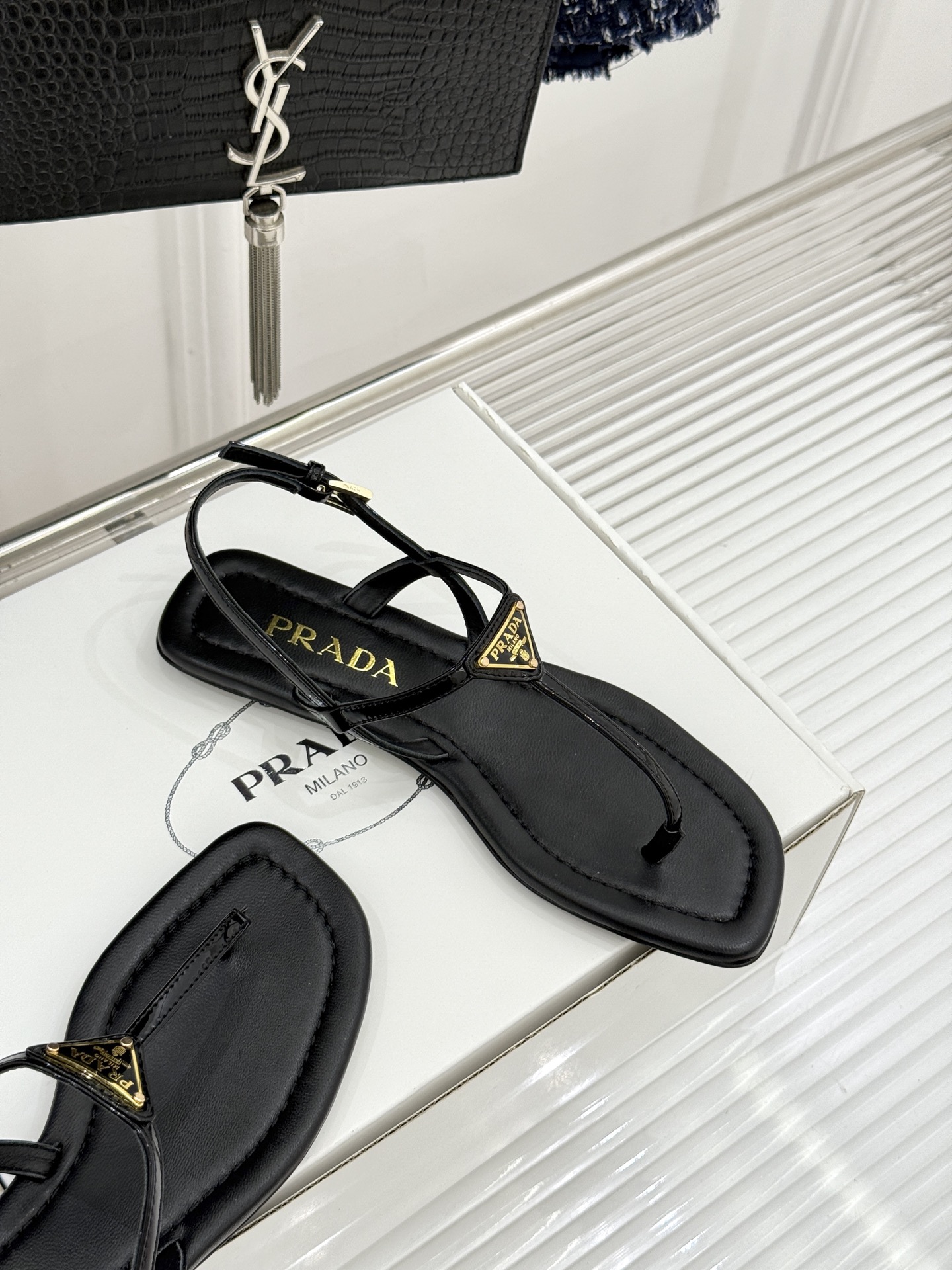 프라다(PRADA) 삼각 로고 플립플랍 샌들 신발
