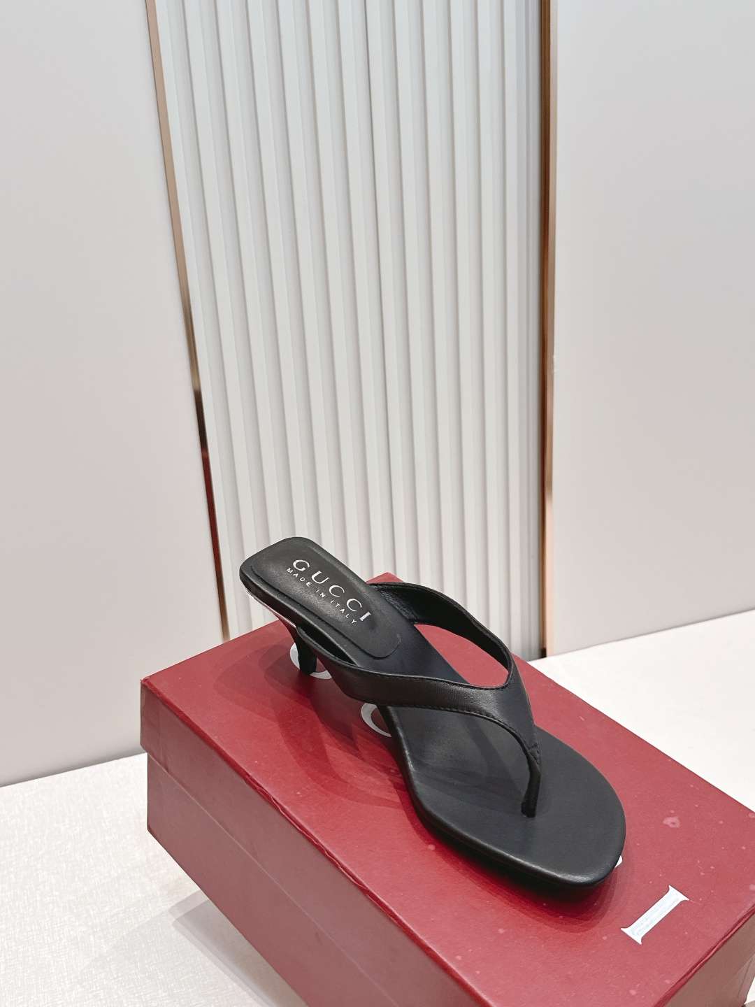 구찌(GUCCI) 모노그램 토포스트 미들힐 신발