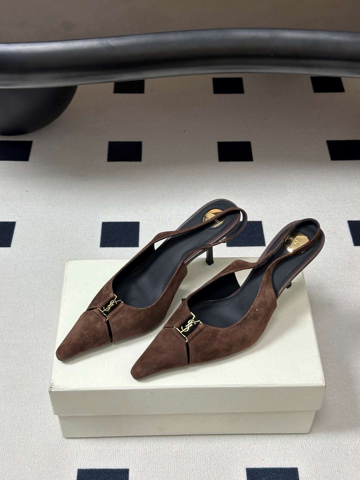 생로랑(SAINT LAURENT) YSL 메탈 로고 캡토 슬링백 펌프스 신발