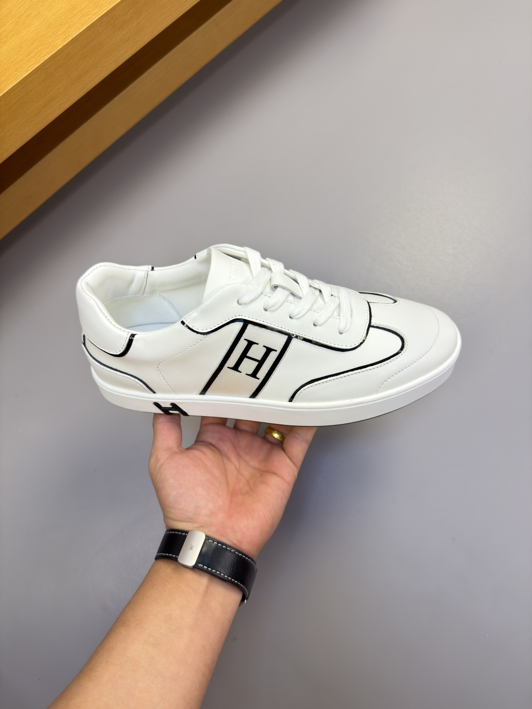[Hermes] 에르메스 나파 스티치드 'H' 코트 스니커즈 신발