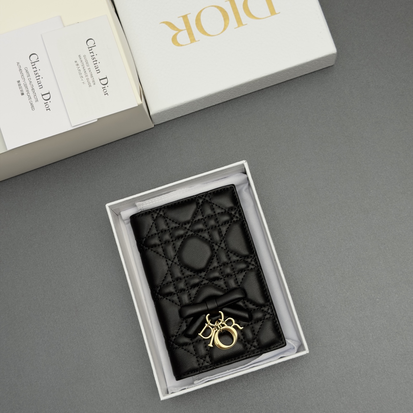 [Dior] 디올 Lady 레이디 까나쥬 램스킨 패스포트 홀더 지갑 / S2626 복제