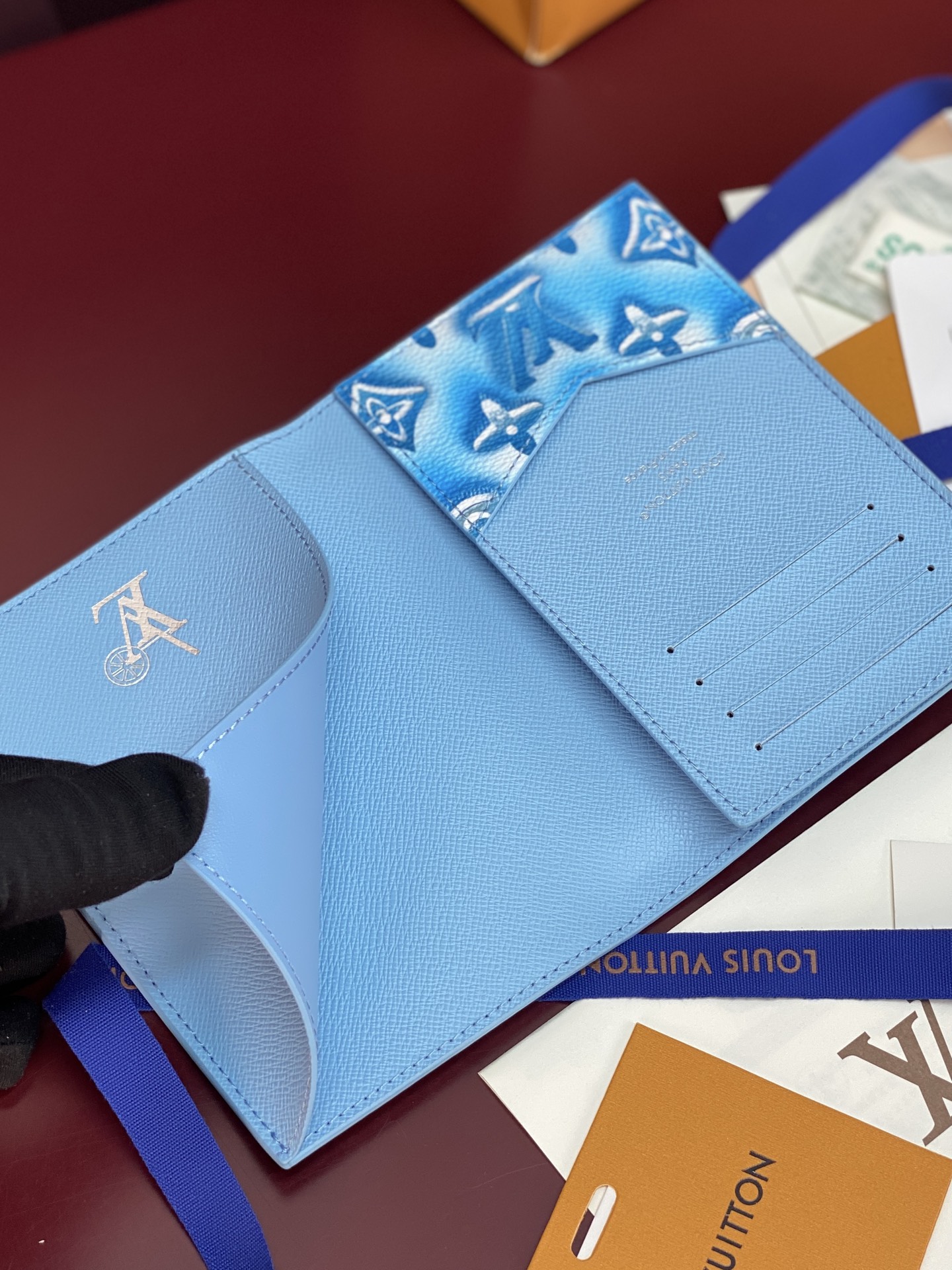 [Louis Vuitton] LV 루이비통 모노그램 포레스트 패스포트 커버 (코튼 블루) 여권 지갑