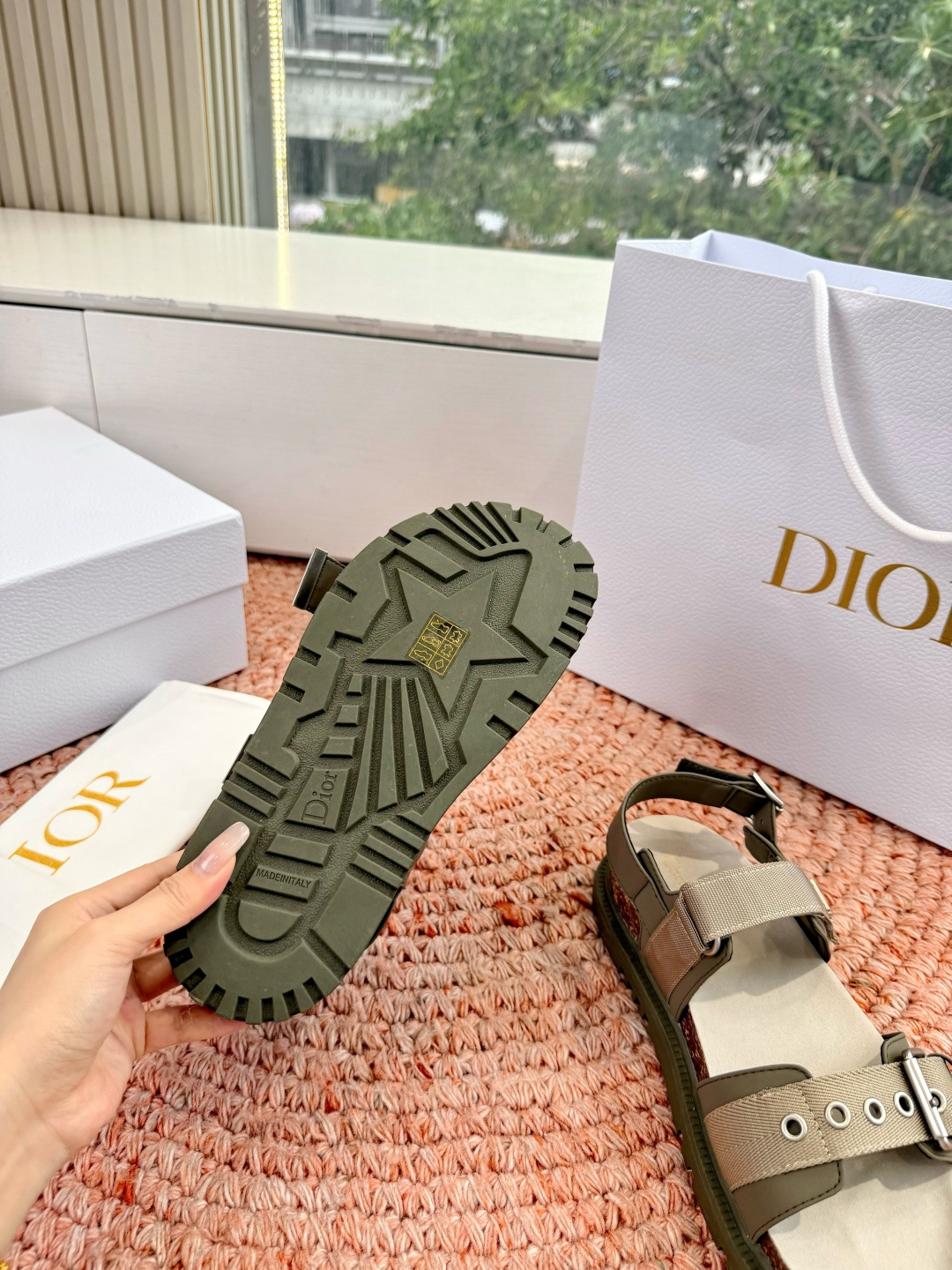 디올(DIOR) CD 버클 샌들 신발
