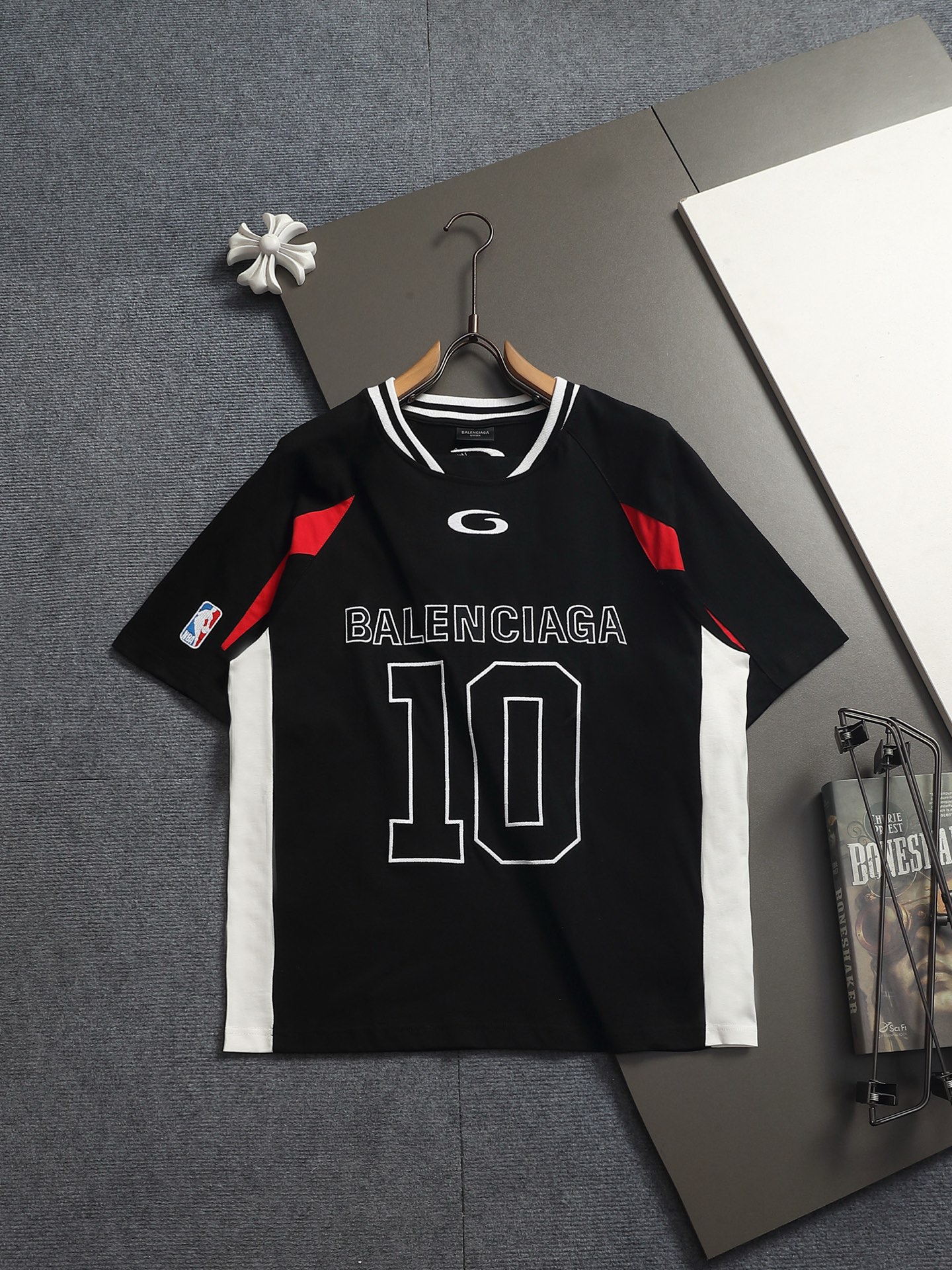 발렌시아가(BALENCIAGA) NBA 콜라보 배색 로고 반팔 티셔츠 상의 의류