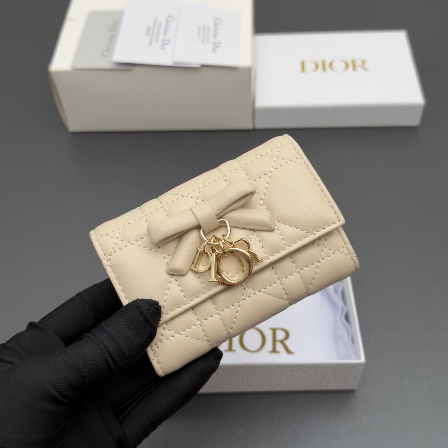 [Dior] 디올 Lady Freesia 레이디 프리지아 까나쥬 램스킨 지퍼 미니 지갑 / S2607