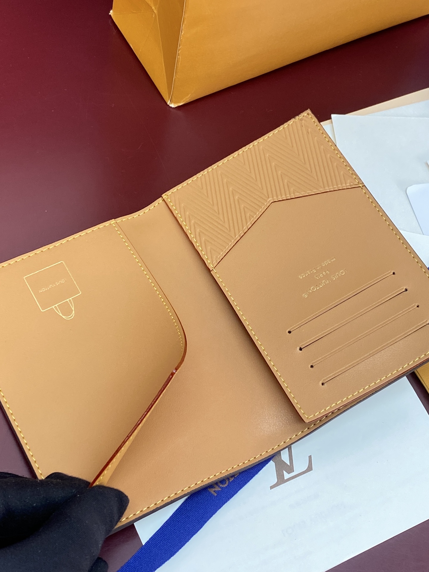 [Louis Vuitton] LV 루이비통 쇼퍼백 모티브 패스포트 홀더 모노그램 (칩 내장형) 지갑 M2A491