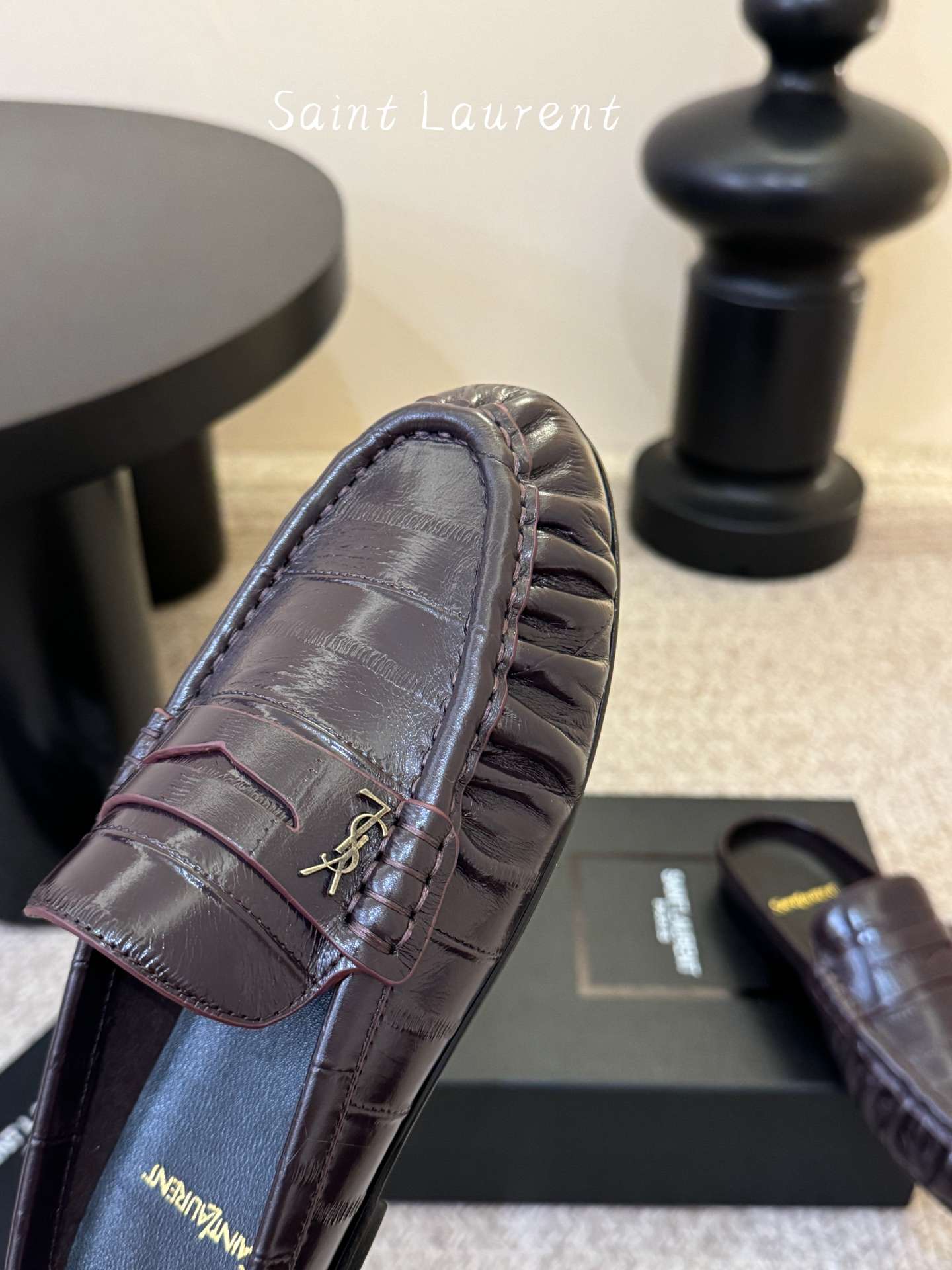 생로랑(SAINT LAURENT) 카프 레더 페니 백리스 로퍼 신발