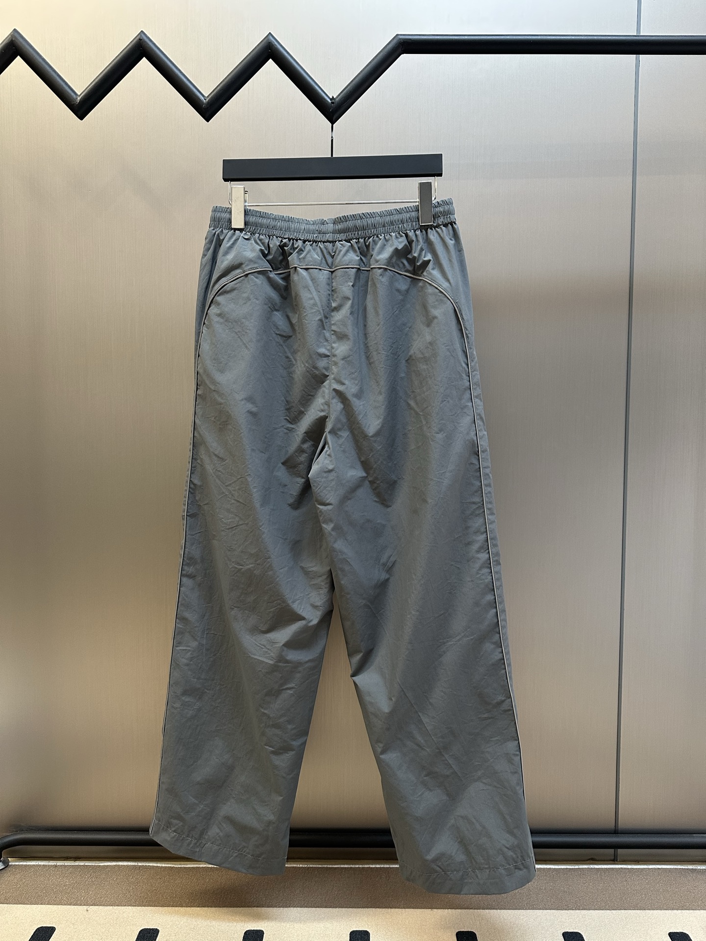 발렌시아가(BALENCIAGA) 리플렉티브 파이핑 나일론 트랙 팬츠 하의 의류