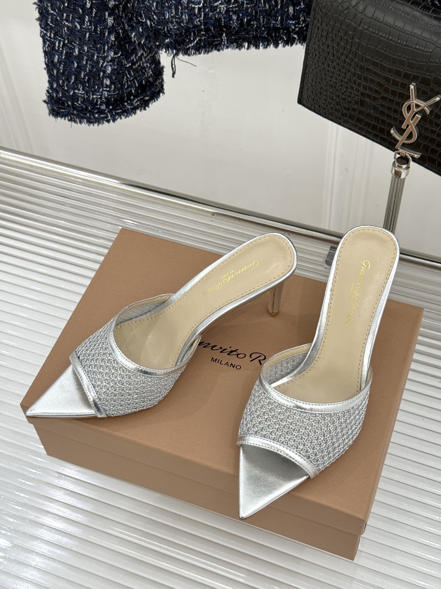잔비토 로시(Gianvito Rossi) 미니멀 포인티드 힐 슬리퍼 신발