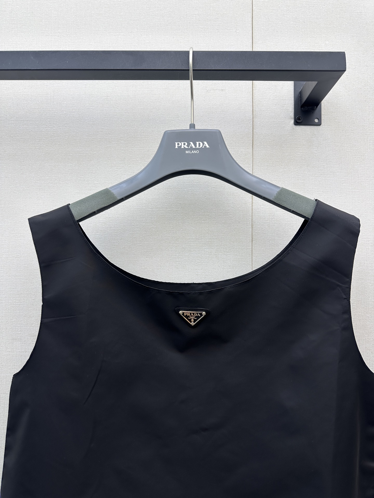 프라다(PRADA) 로고 나일론 베스트 상의 의류
