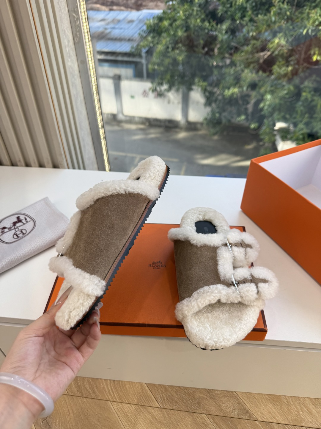 에르메스(HERMES) 시어링 퍼 뮬 슬리퍼 신발