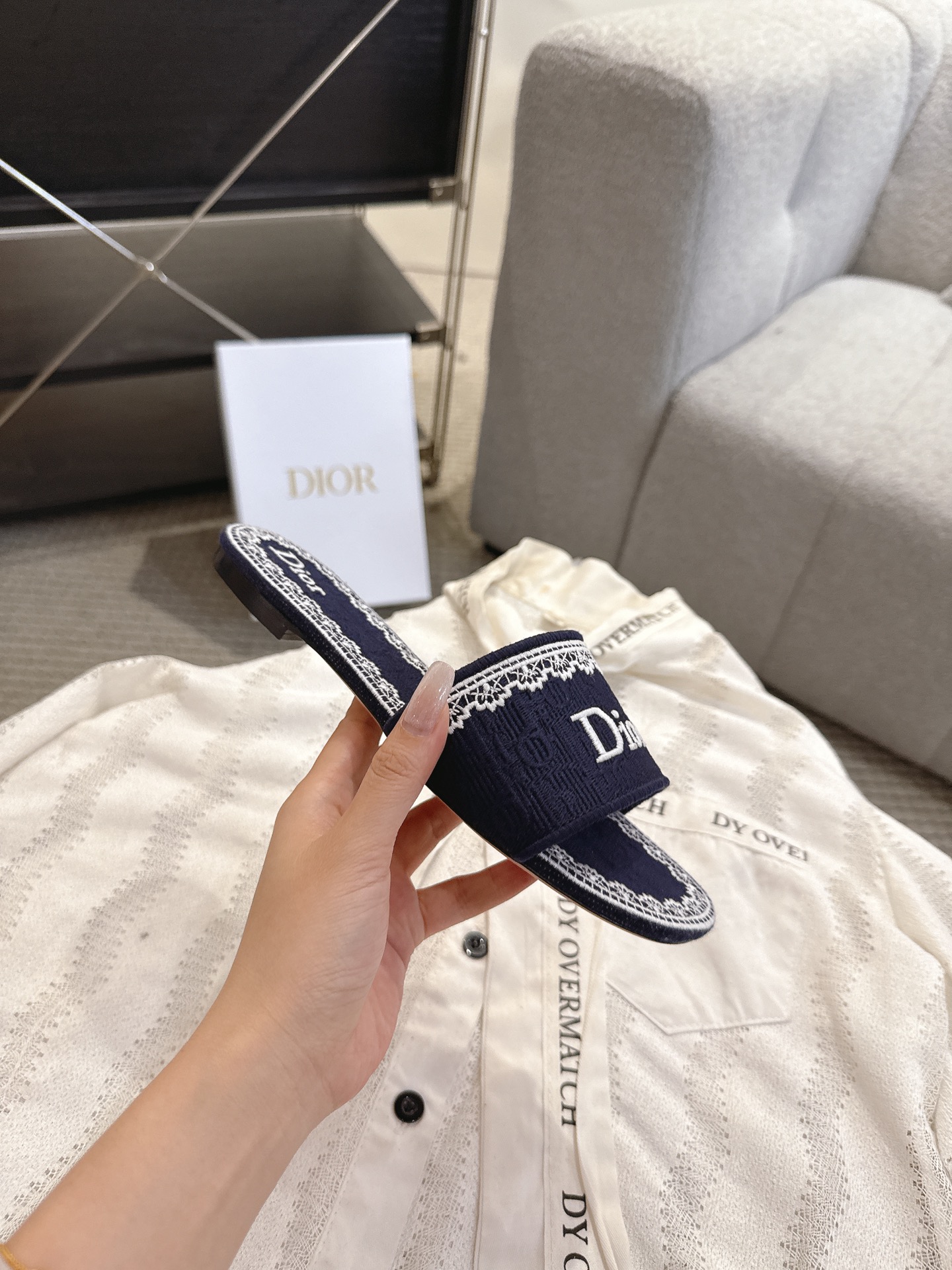 디올(DIOR) 플라워 자수 로고 슬라이드 슬리퍼