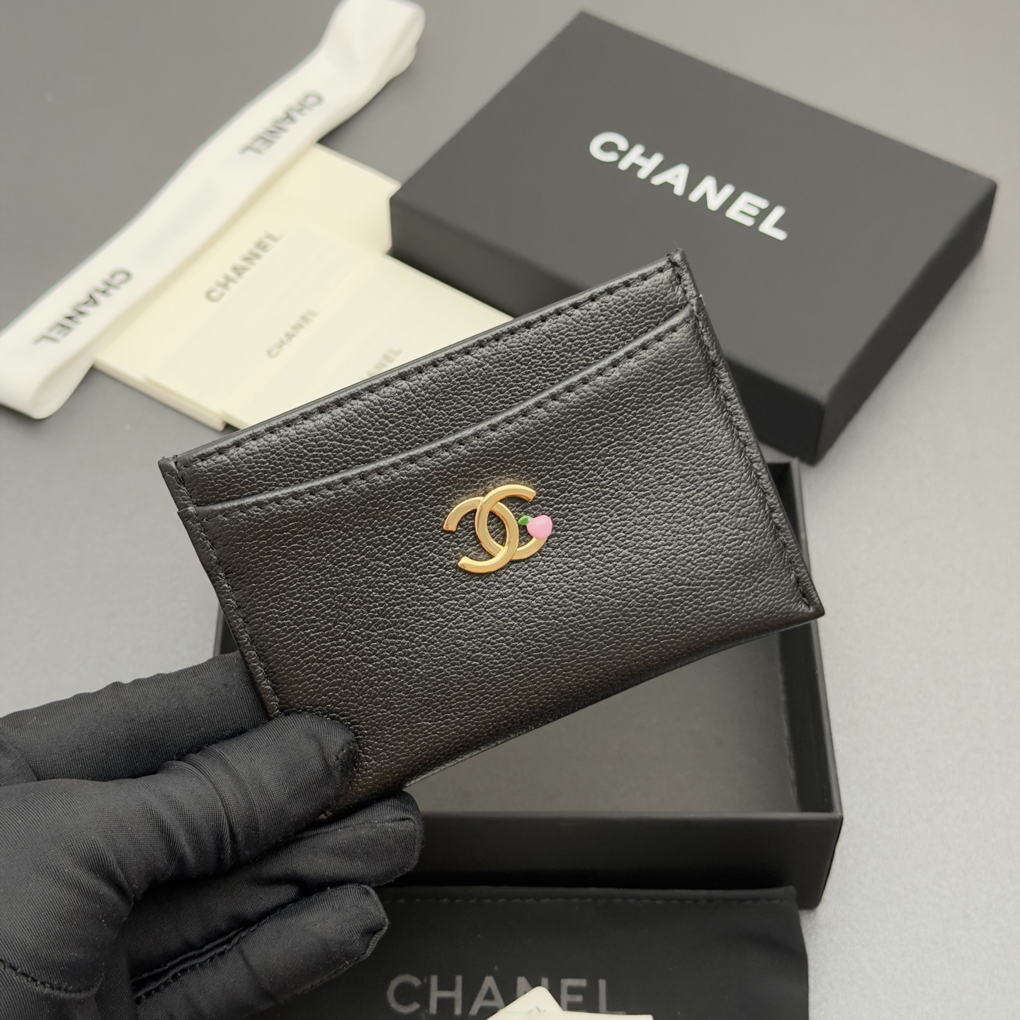 [Chanel] 샤넬 메탈 로고 레더 카드 지갑