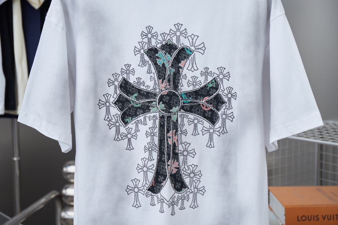크롬하츠(Chrome Hearts) 크로스 자수 핫픽스 반팔 티셔츠 상의 의류